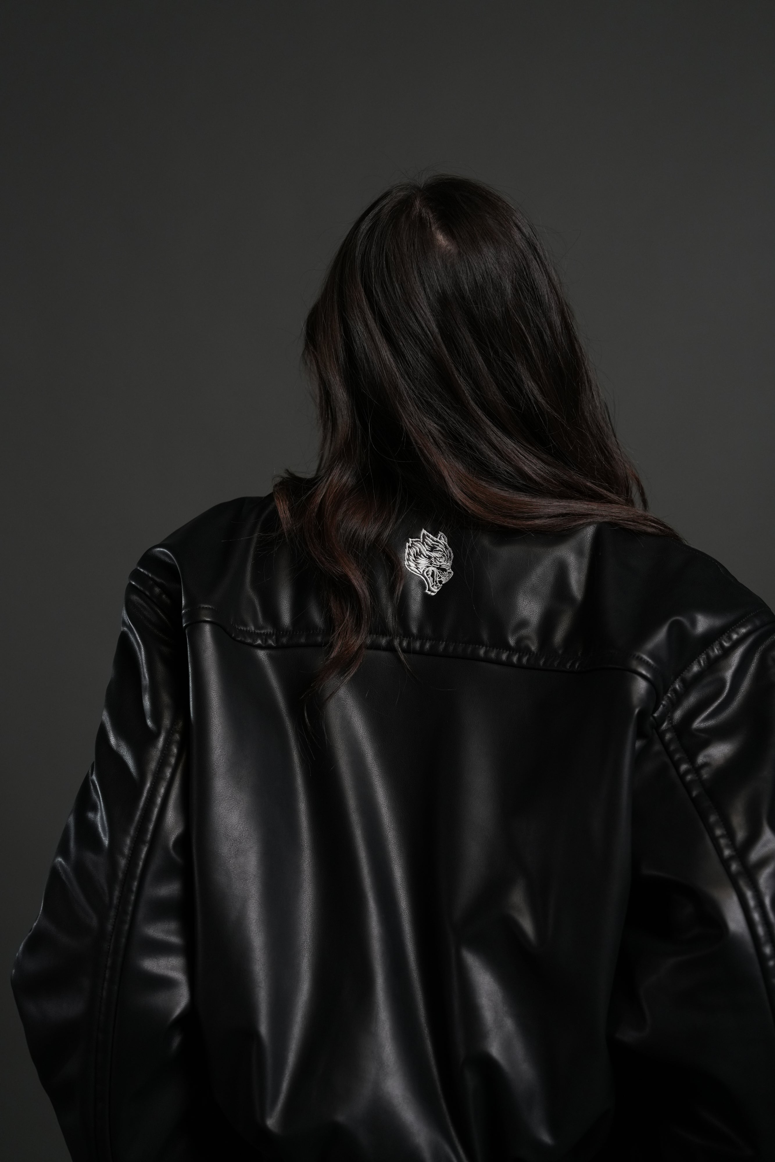 Midnight Wolves Sofia Faux Leather Bomber Jacket in Black — imagem 6