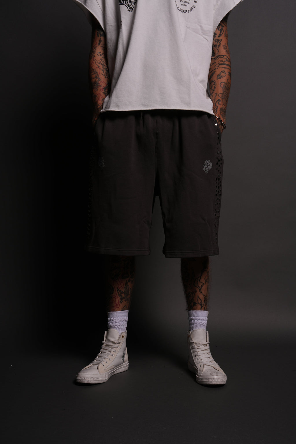 Dual Stud Oversized Osiris Sweat Shorts in Wolf Gray — imagem 2