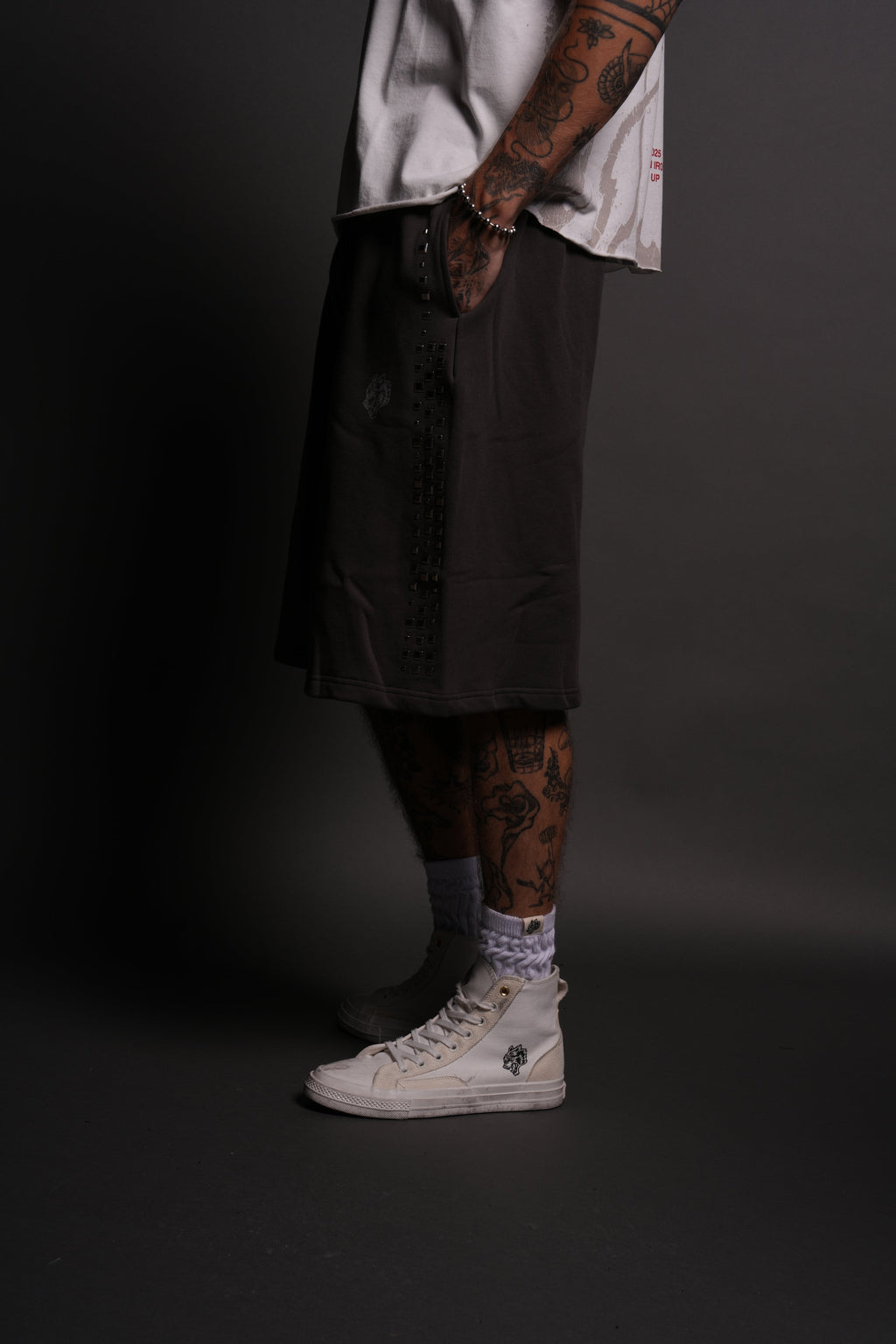 Dual Stud Oversized Osiris Sweat Shorts in Wolf Gray — imagem 4