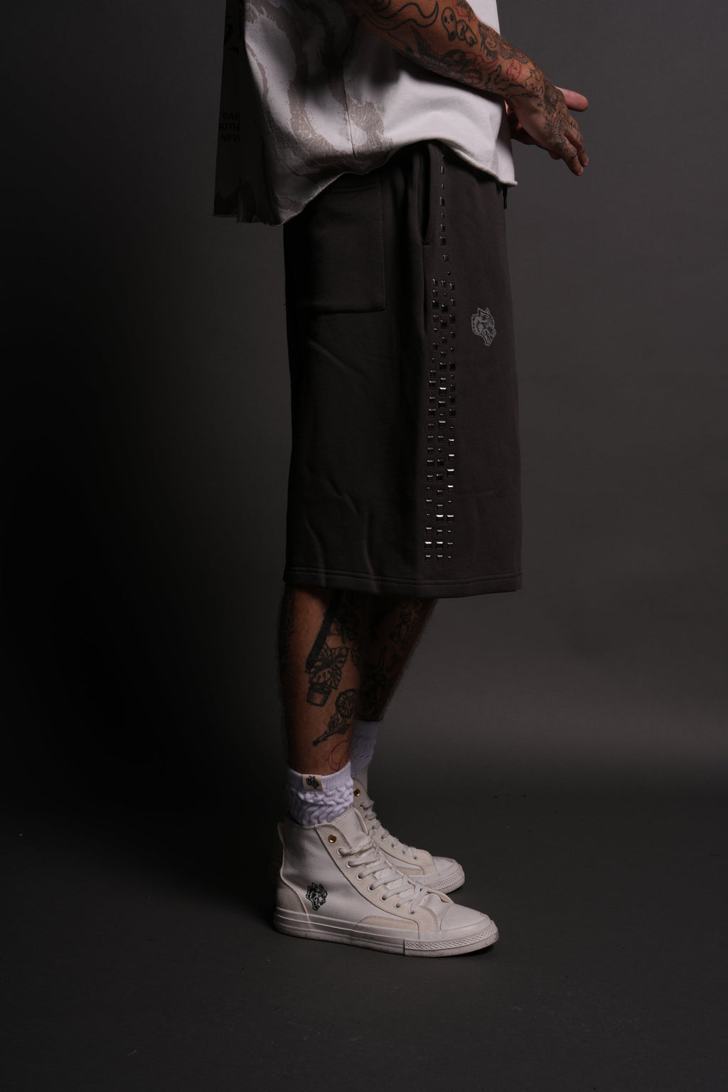 Dual Stud Oversized Osiris Sweat Shorts in Wolf Gray — imagem 5