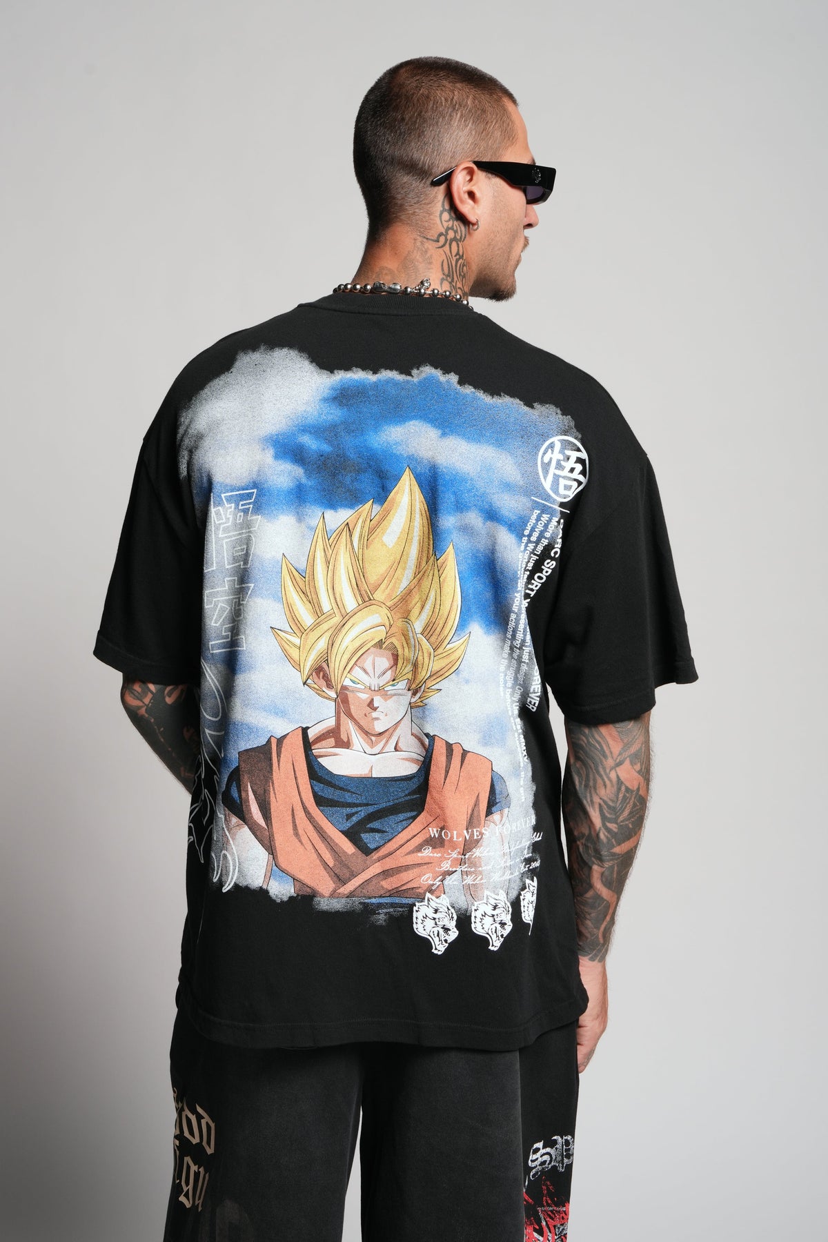 Goku "Premium" Oversized Tee in Black — imagem 4