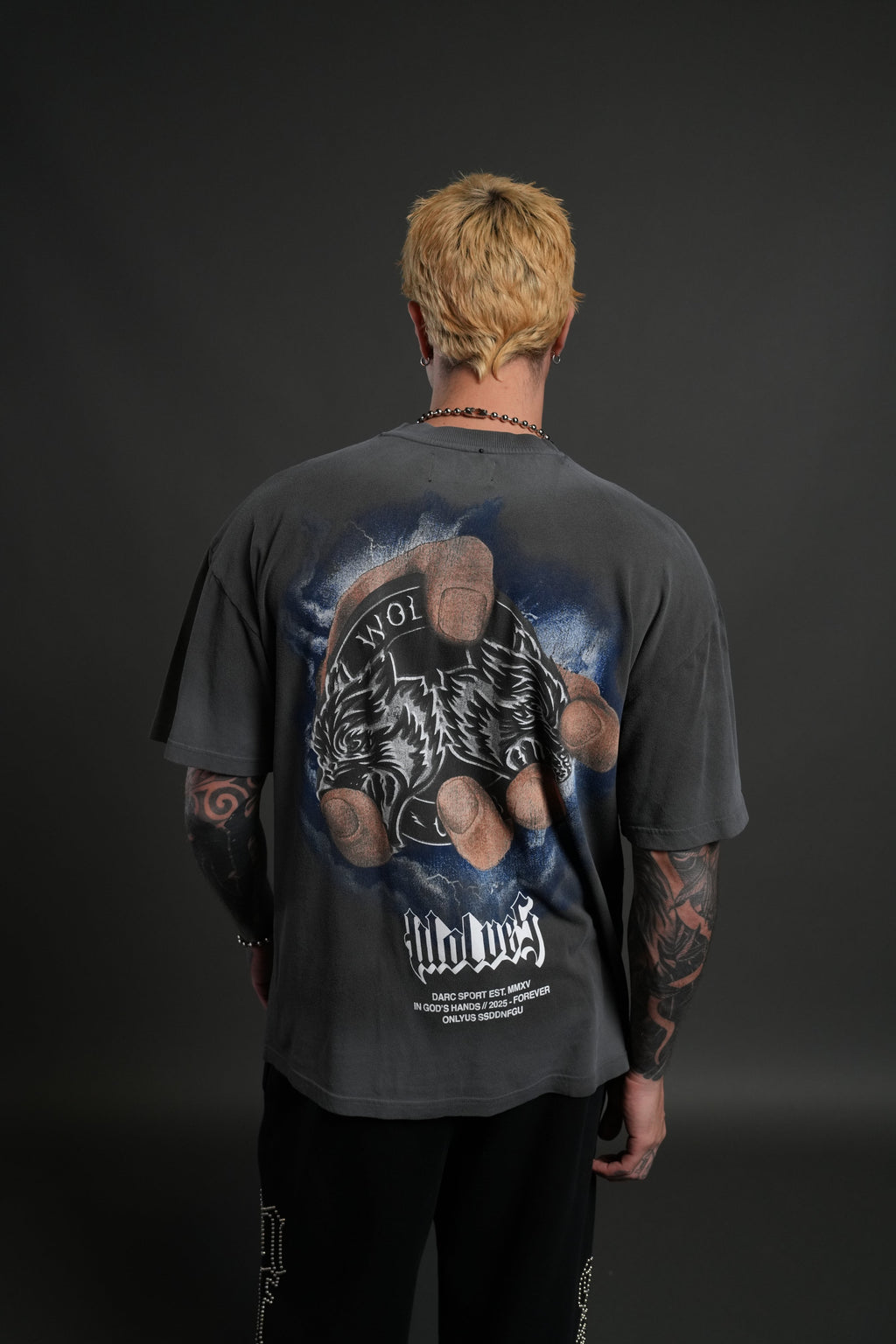 In God's Hands "Premium" Oversized Tee in Wolf Gray Drift Wash — imagem 4