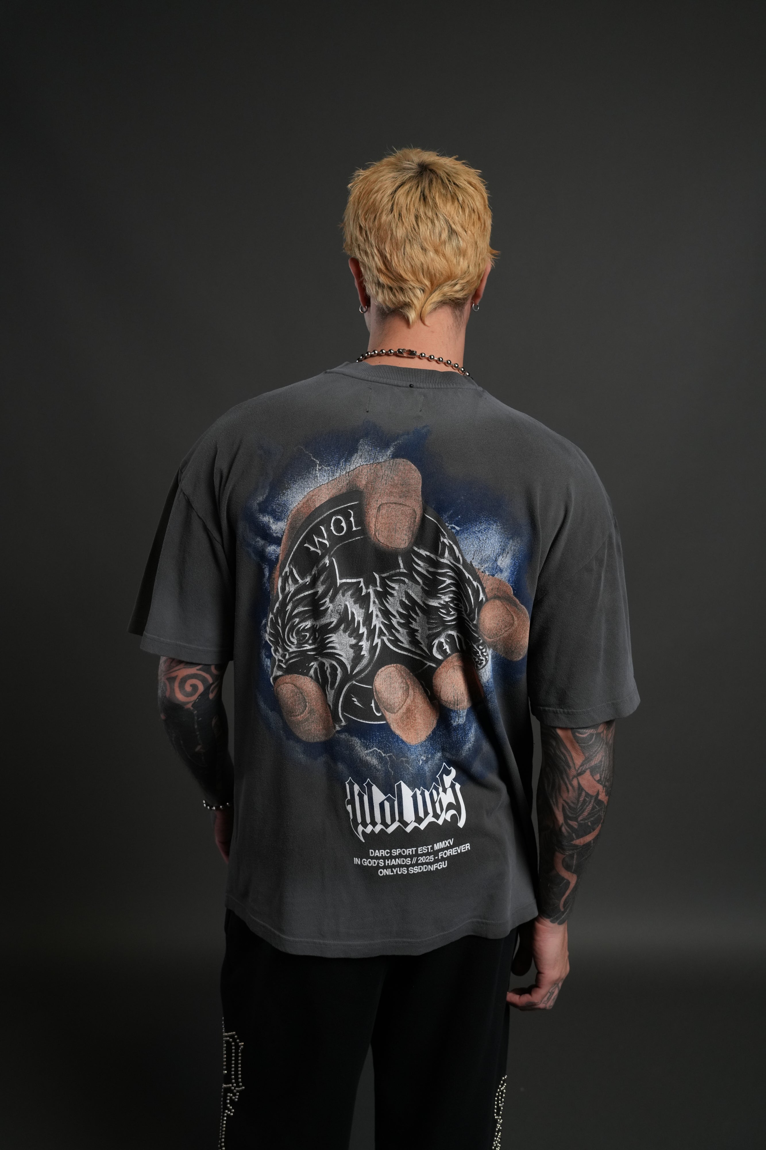 In God's Hands "Premium" Oversized Tee in Wolf Gray Drift Wash — imagem 4