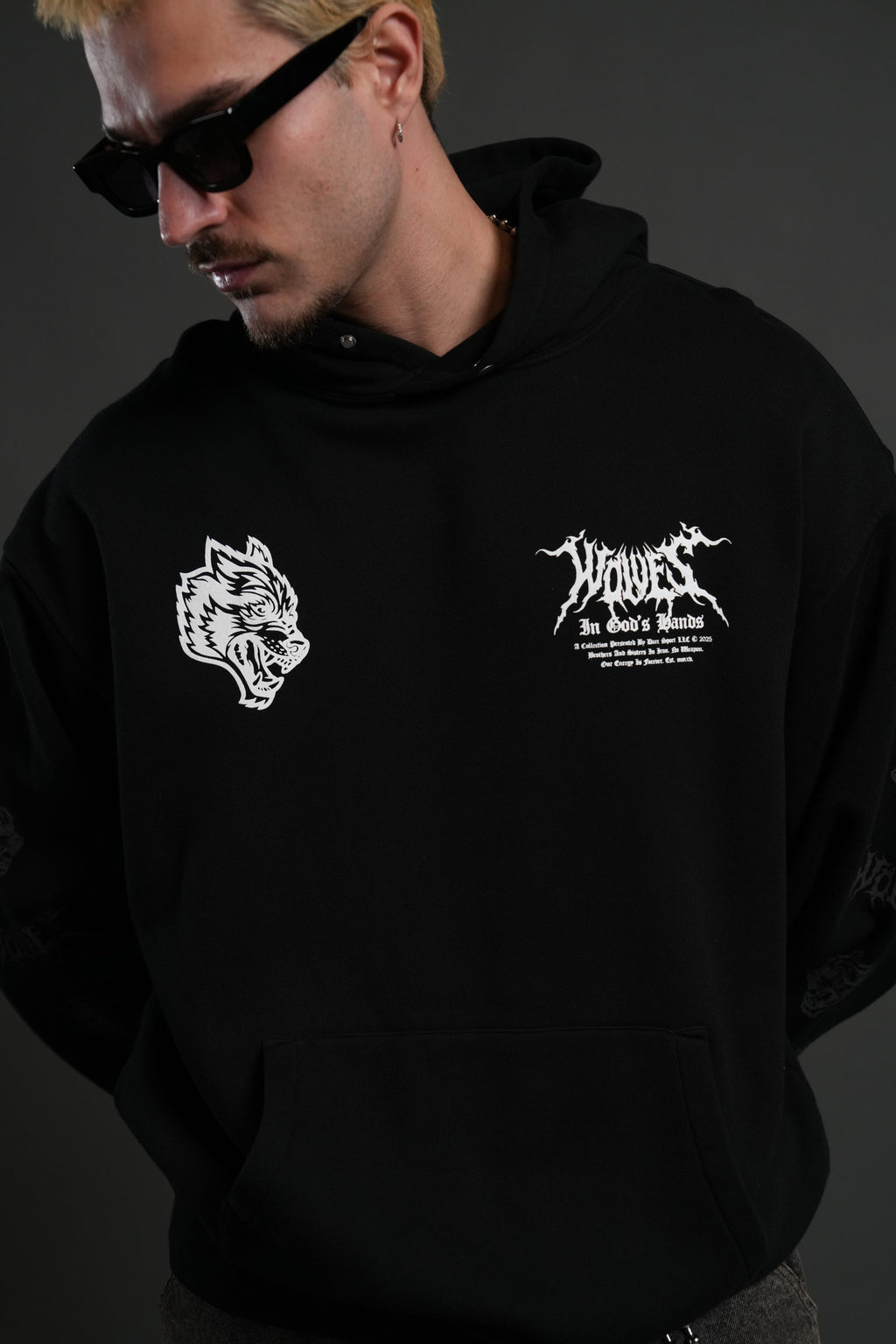Through the Clouds "Pierce" Hoodie in Black — imagem 7