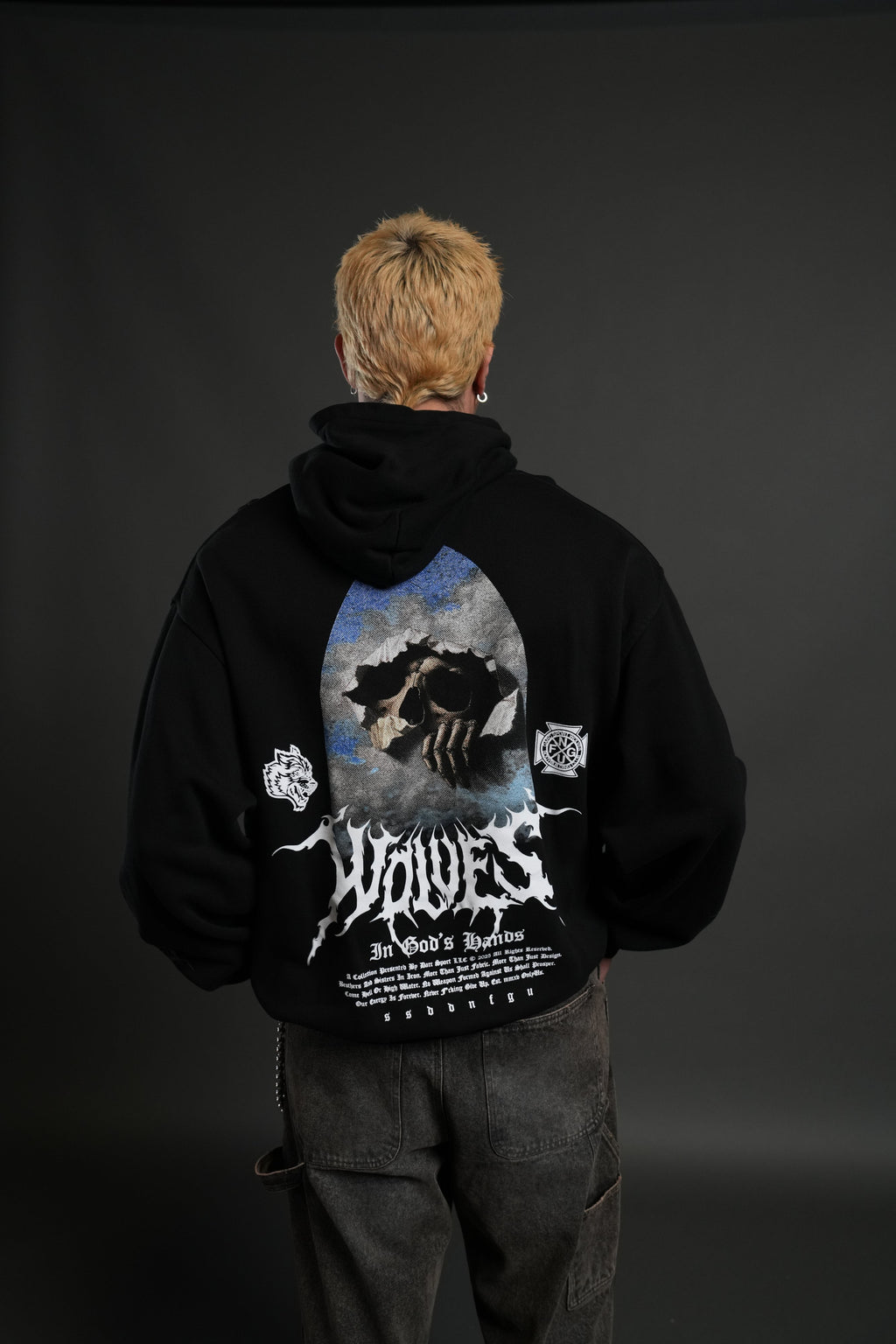 Through the Clouds "Pierce" Hoodie in Black — imagem 4