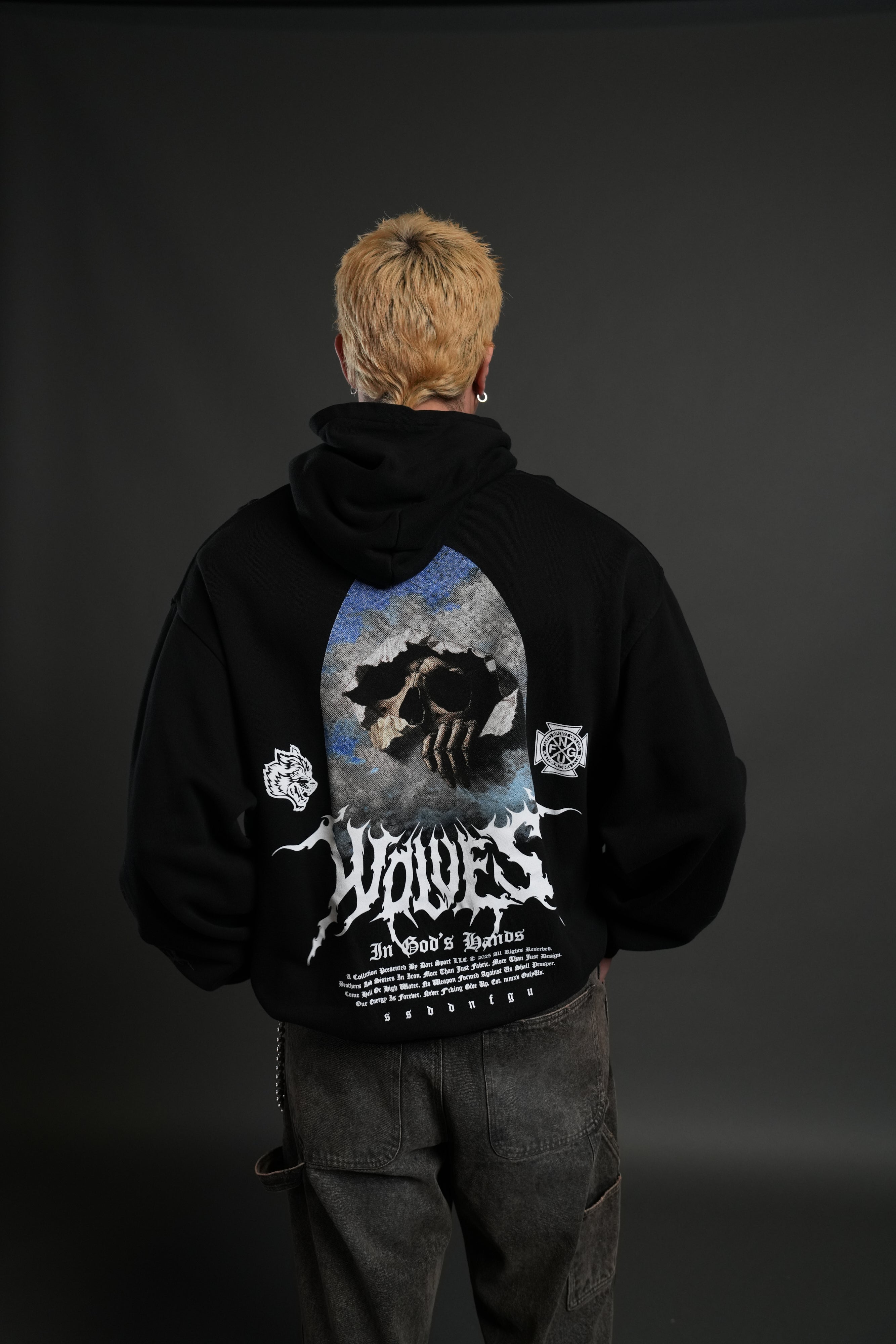 Through the Clouds "Pierce" Hoodie in Black — imagem 4