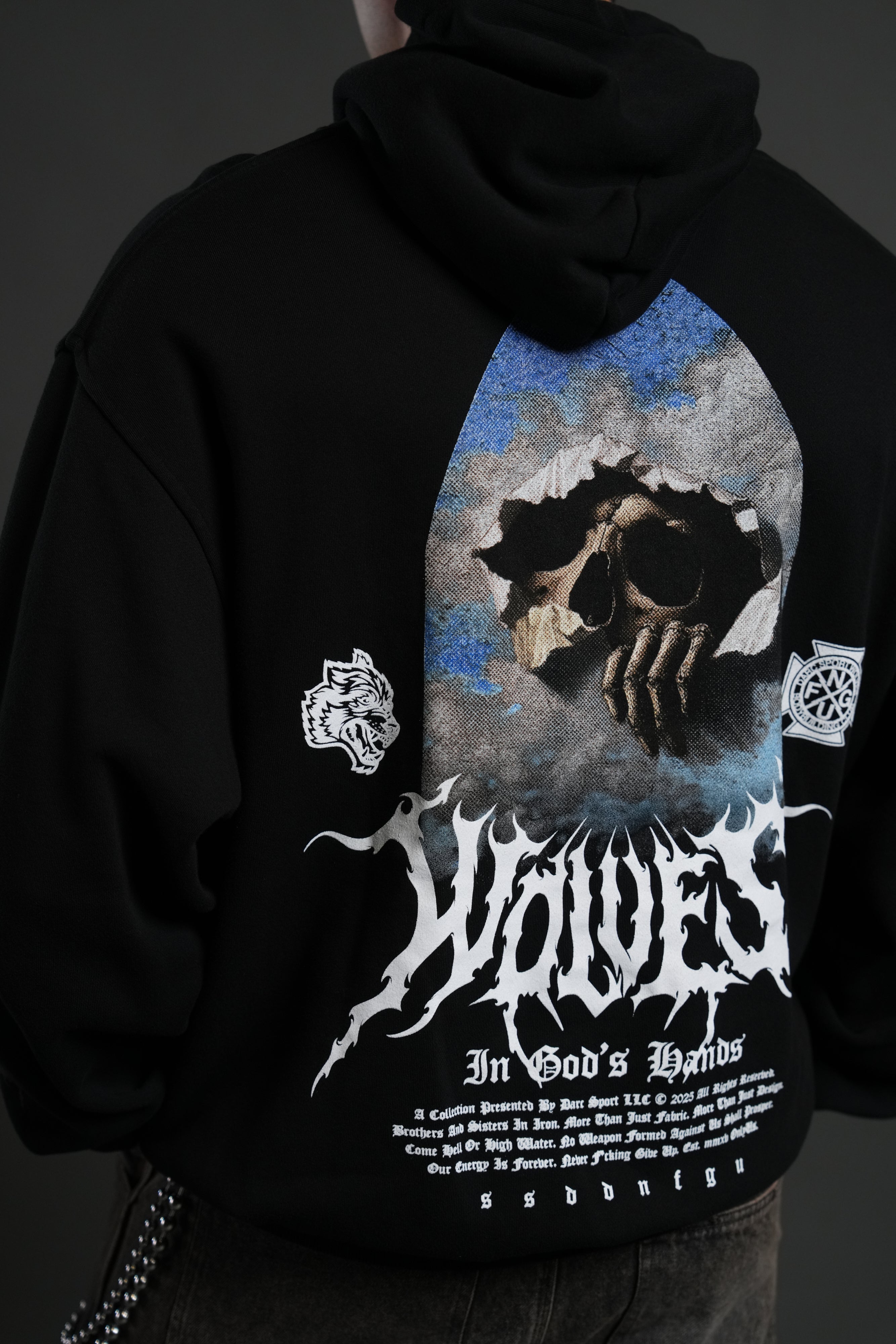 Through the Clouds "Pierce" Hoodie in Black — imagem 8