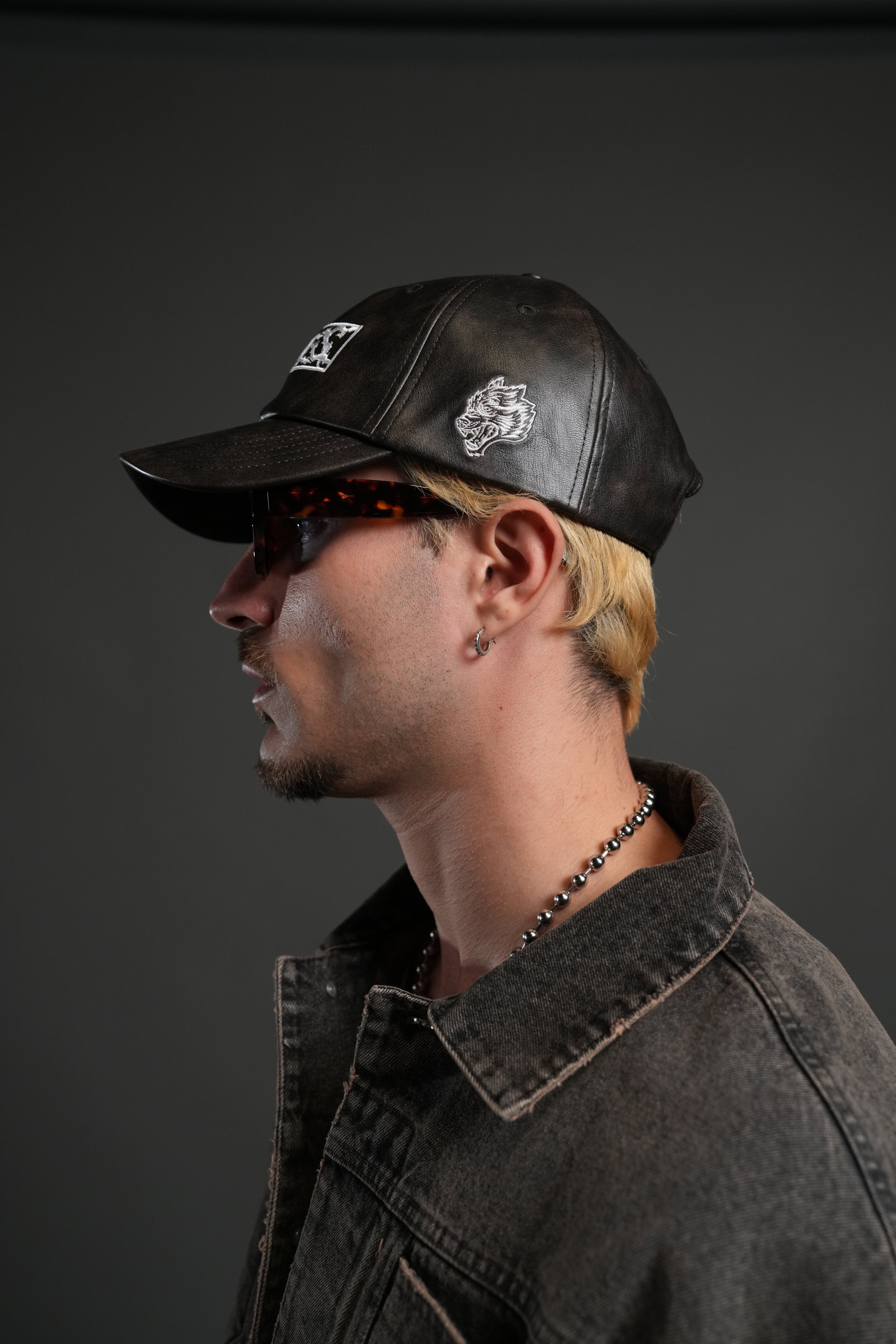 Midnight Wolves Faux Leather Dad Hat in Black — imagem 7