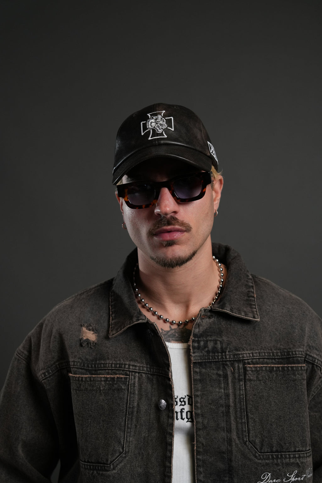 Iron Wolf Head Faux Leather Dad Hat in Black — imagem 2