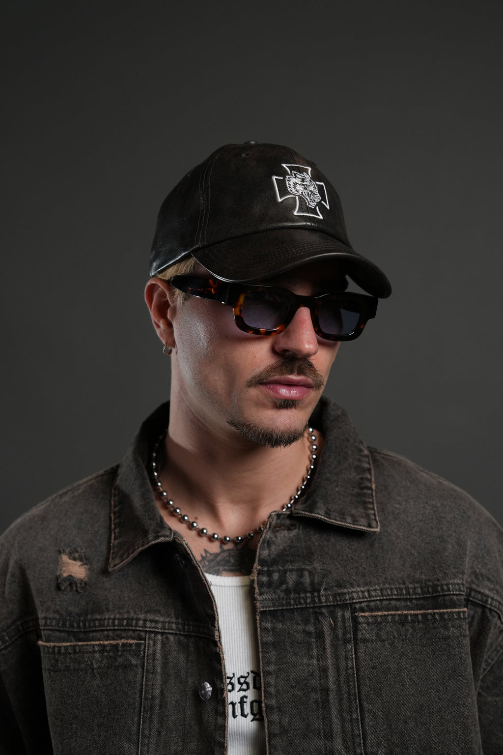 Iron Wolf Head Faux Leather Dad Hat in Black — imagem 5