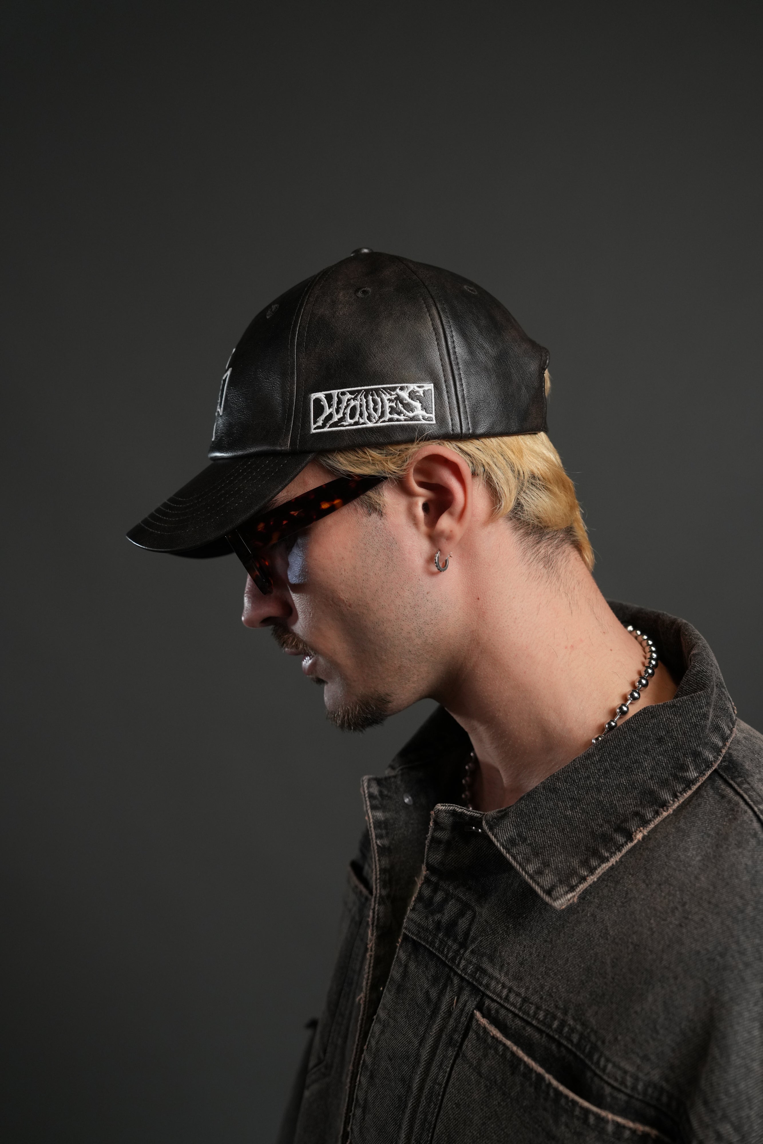 Iron Wolf Head Faux Leather Dad Hat in Black — imagem 4
