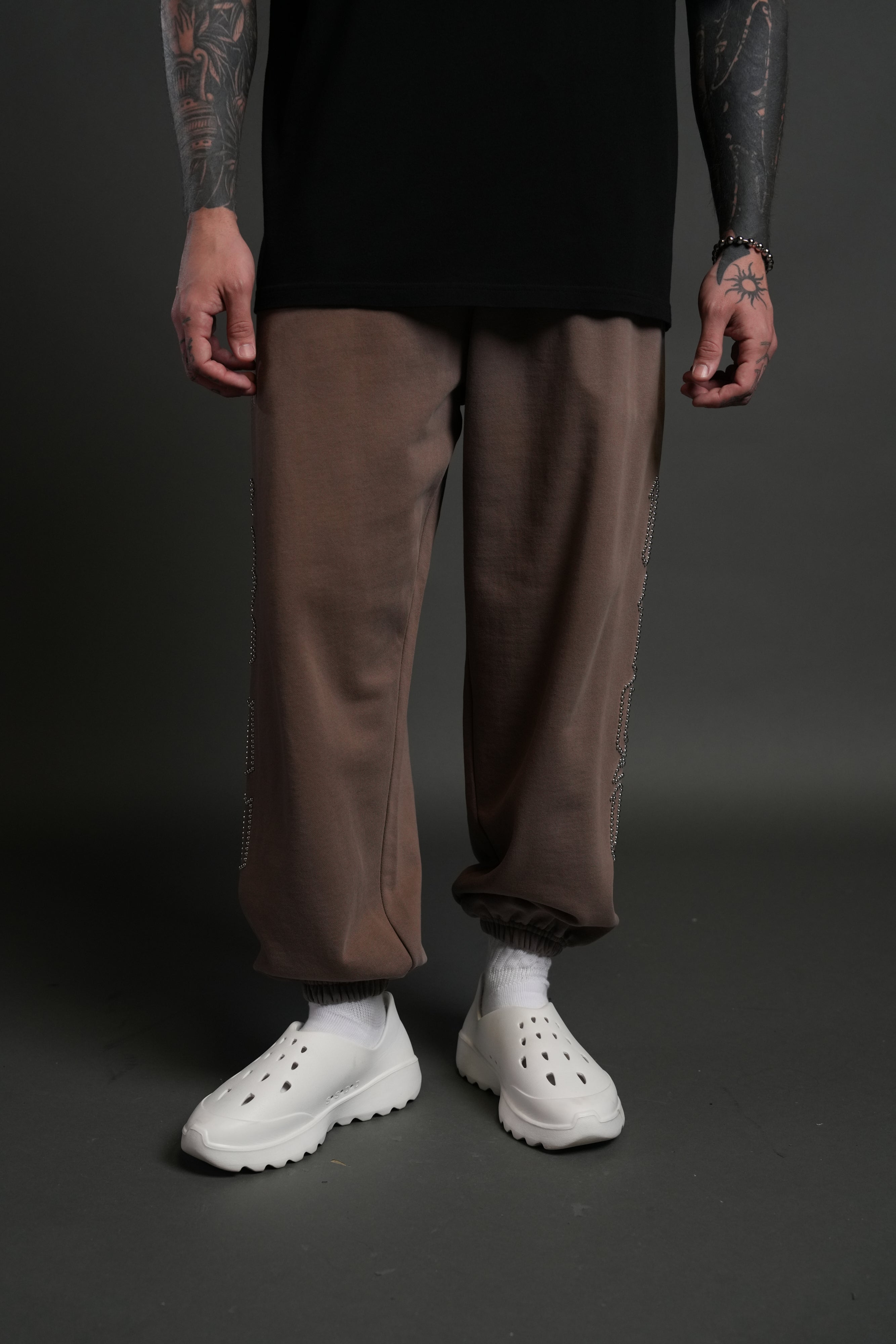 Studded Our Mantra Unisex Lounger Sweat Pants in Mojave Brown Drift Wash — imagem 2