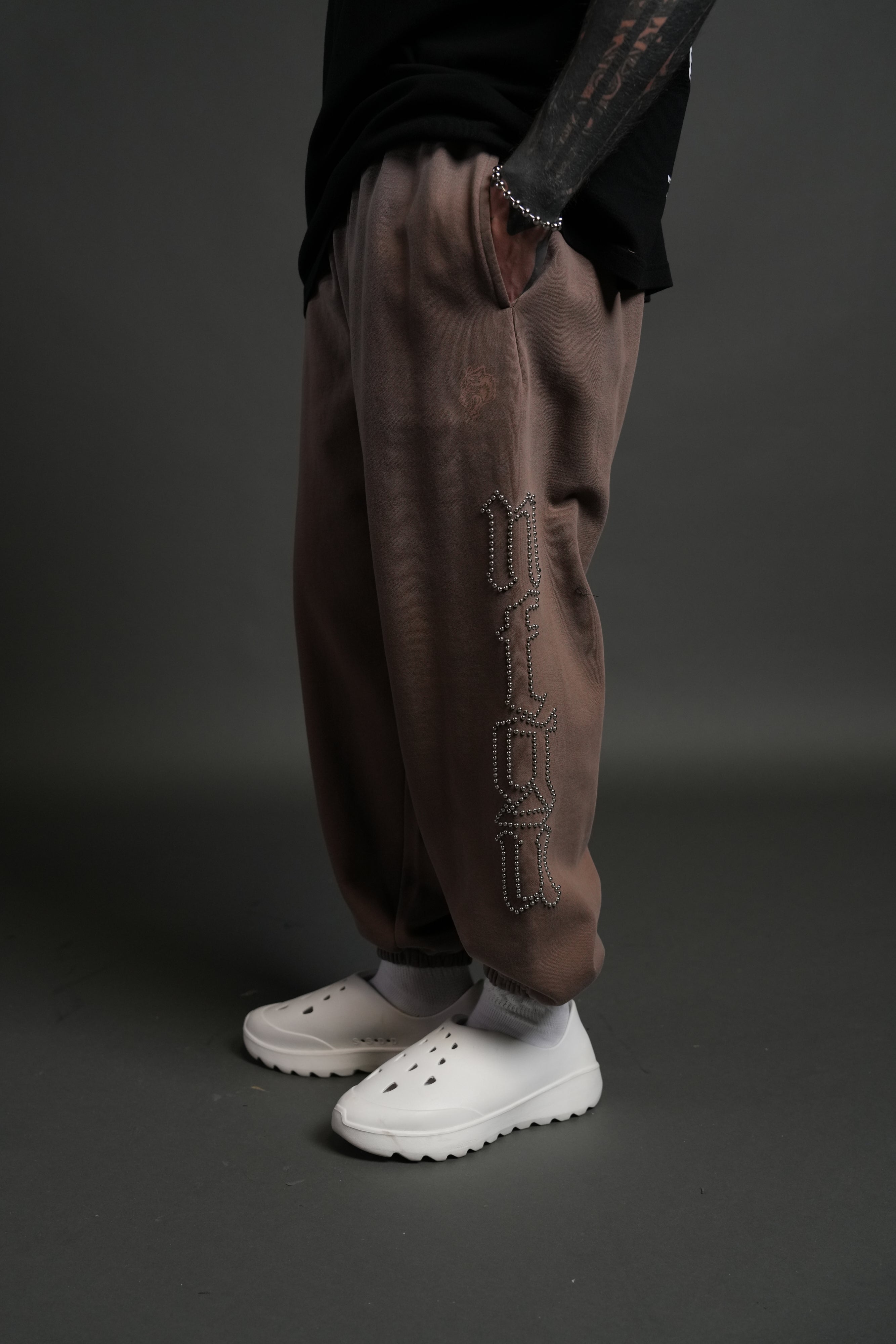 Studded Our Mantra Unisex Lounger Sweat Pants in Mojave Brown Drift Wash — imagem 3
