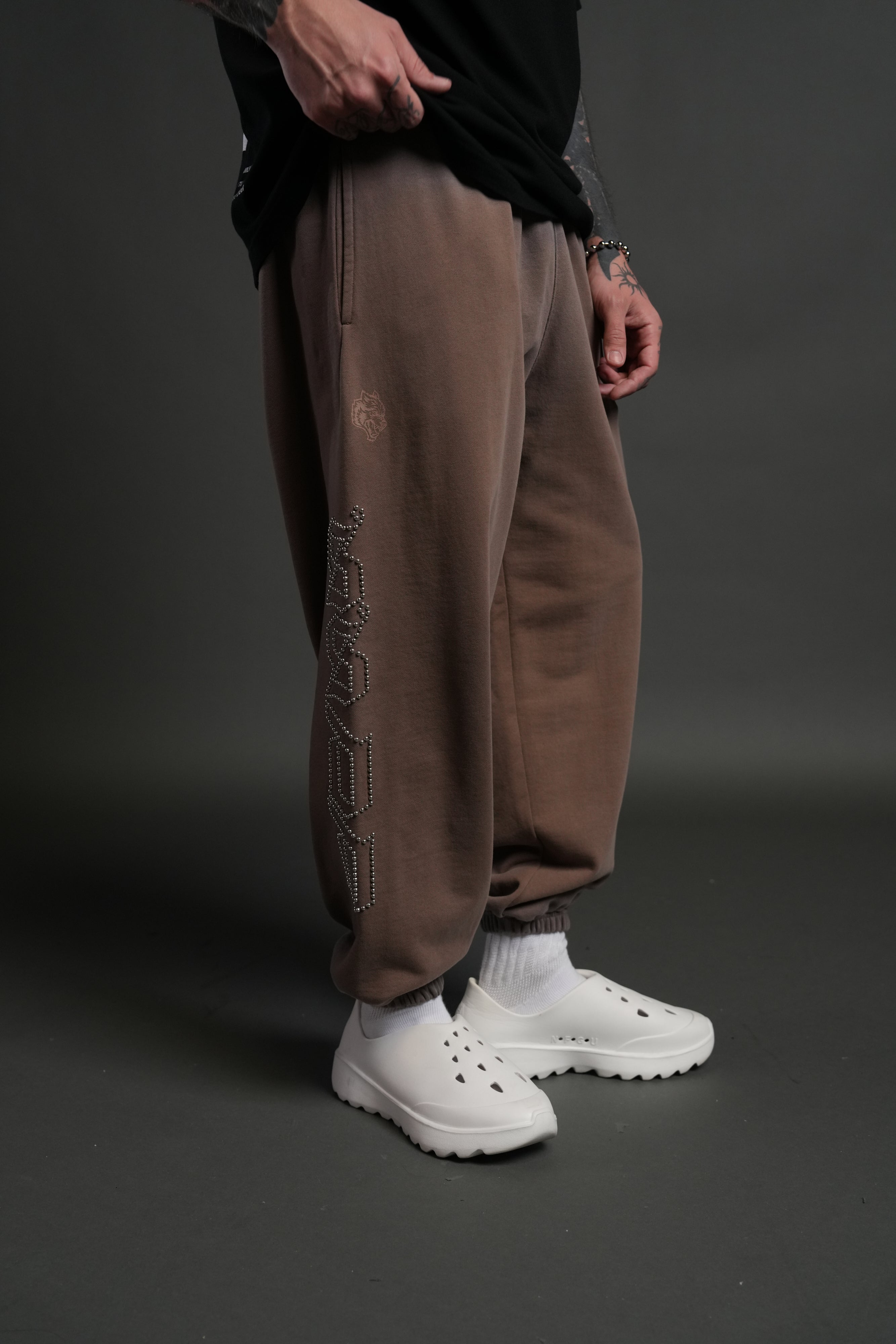 Studded Our Mantra Unisex Lounger Sweat Pants in Mojave Brown Drift Wash — imagem 4