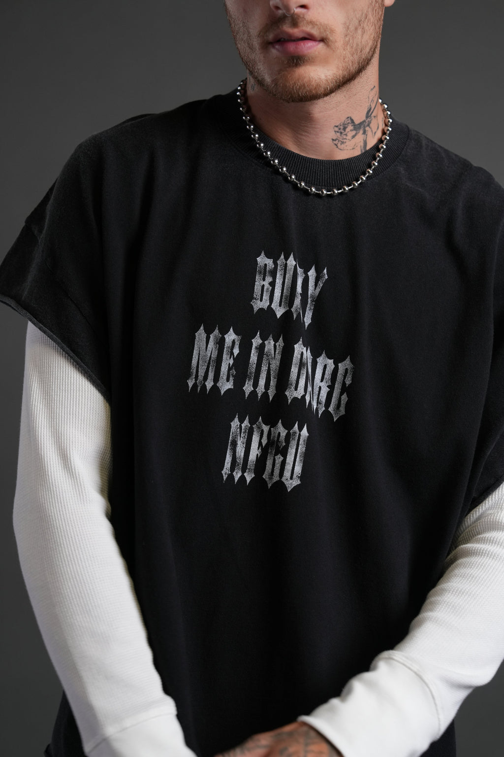 Bury Me in Darc Forever Grunge Cut-Off Tee in Black — imagem 7