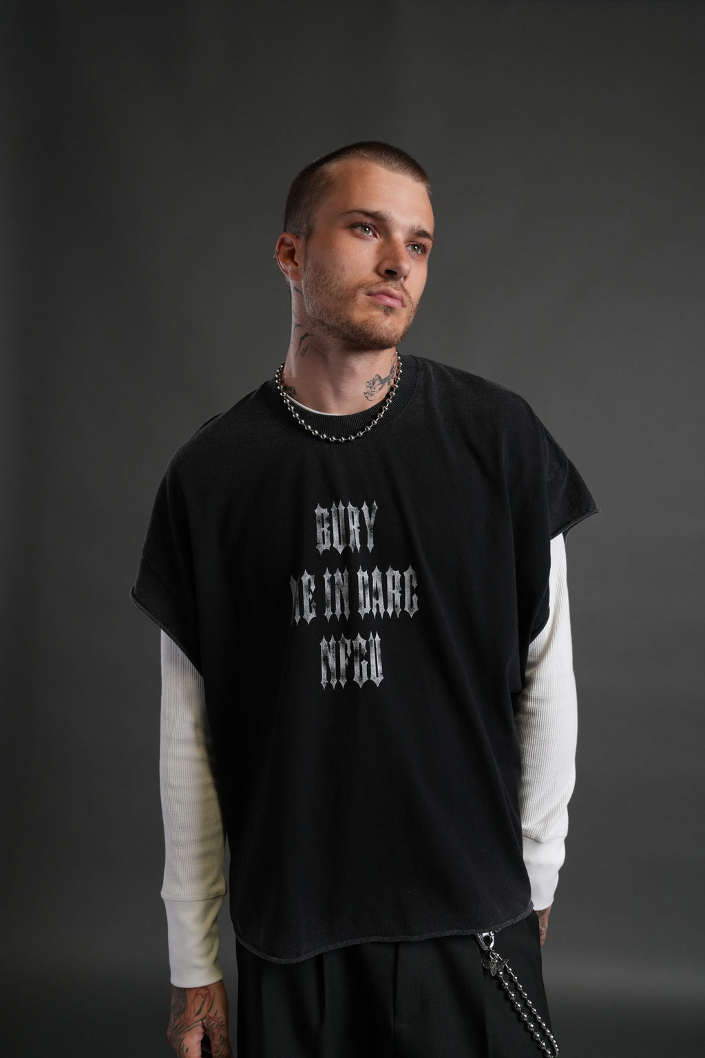 Bury Me in Darc Forever Grunge Cut-Off Tee in Black — imagem 2