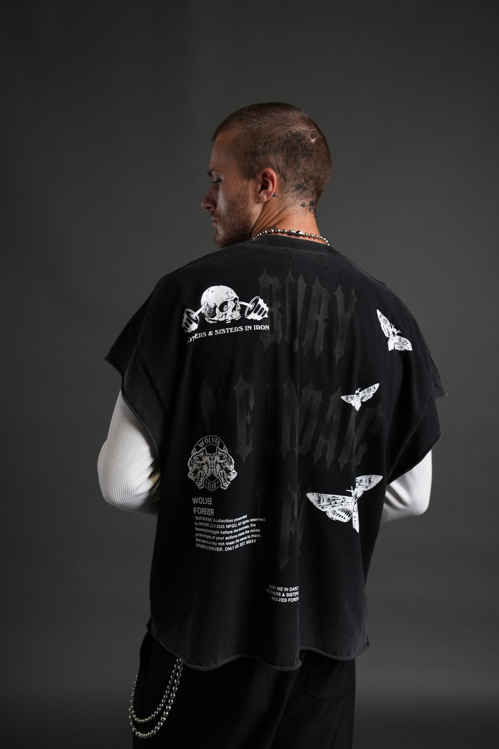 Bury Me in Darc Forever Grunge Cut-Off Tee in Black — imagem 4