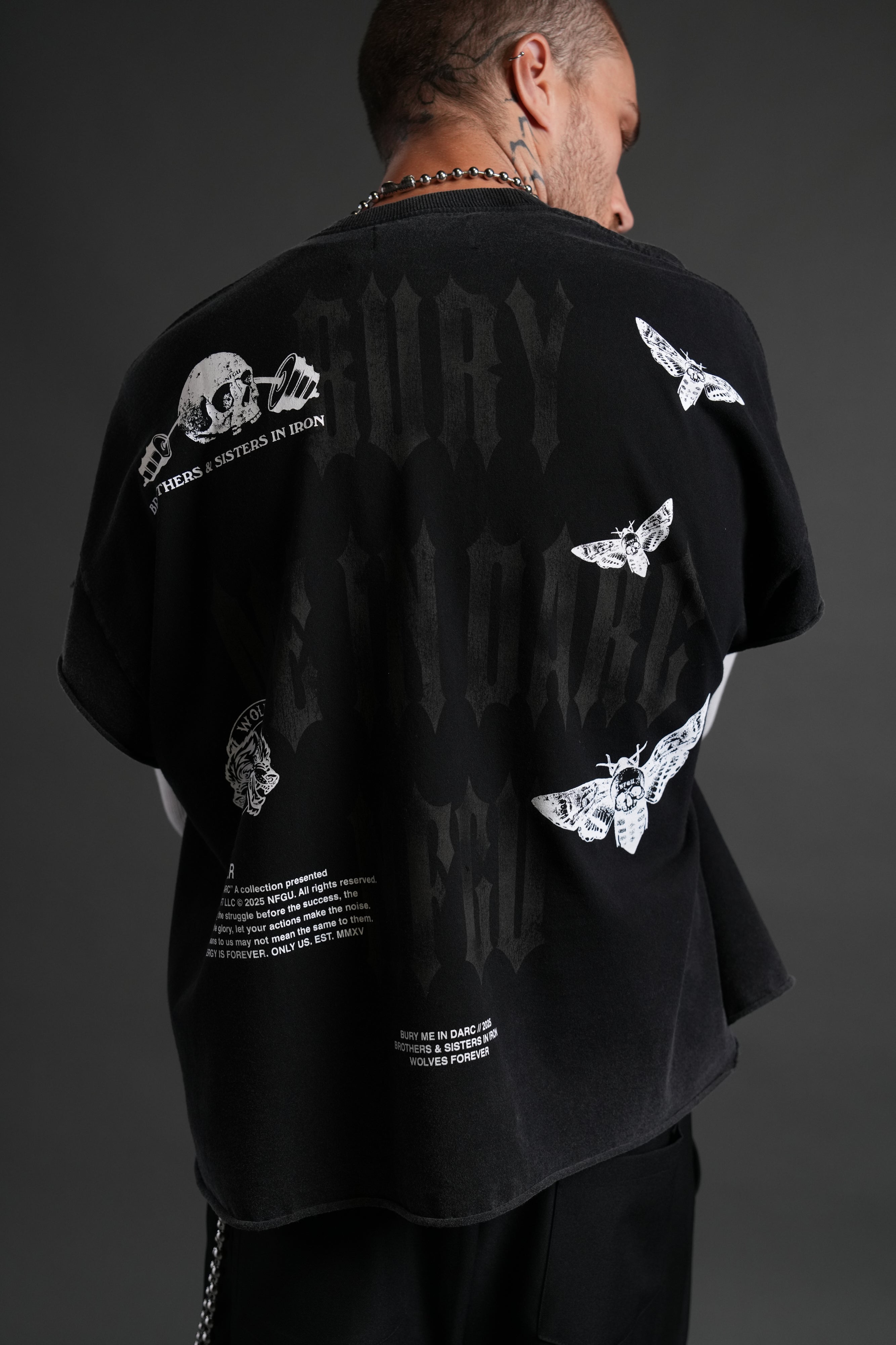 Bury Me in Darc Forever Grunge Cut-Off Tee in Black — imagem 8
