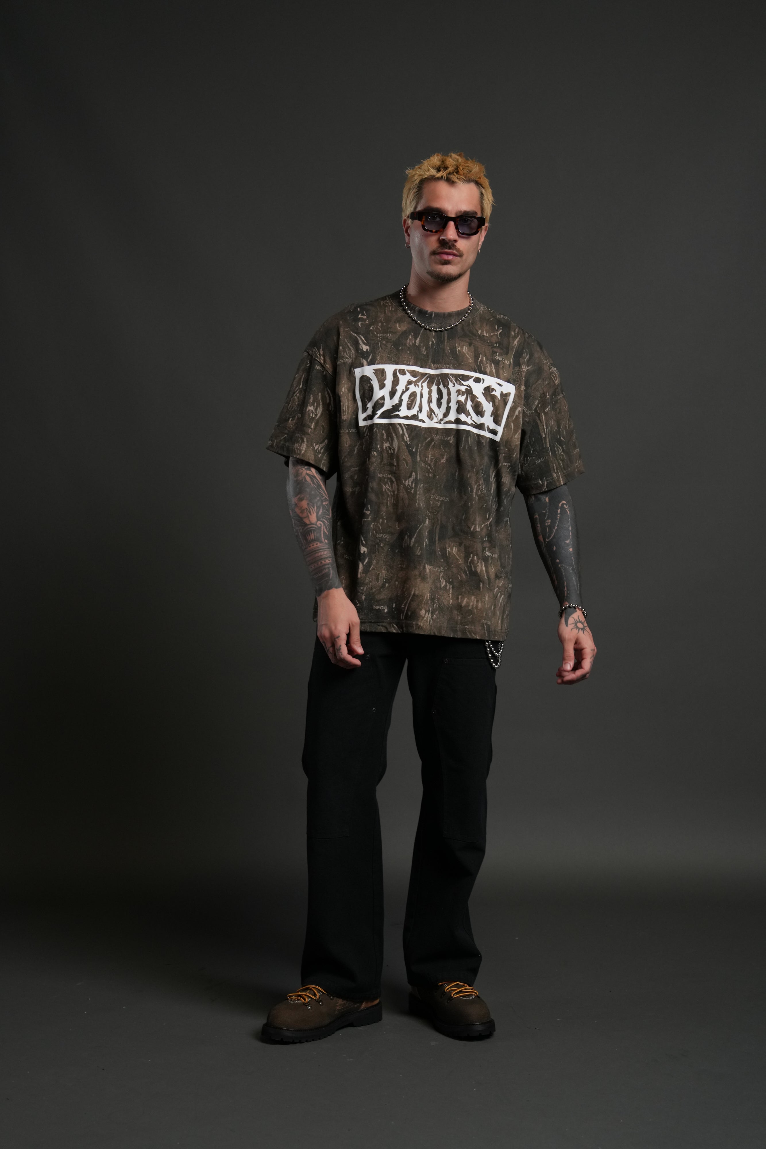 Midnight Wolves Unisex "Premium" Oversized Tee in Vintage Norse Camo — imagem 3
