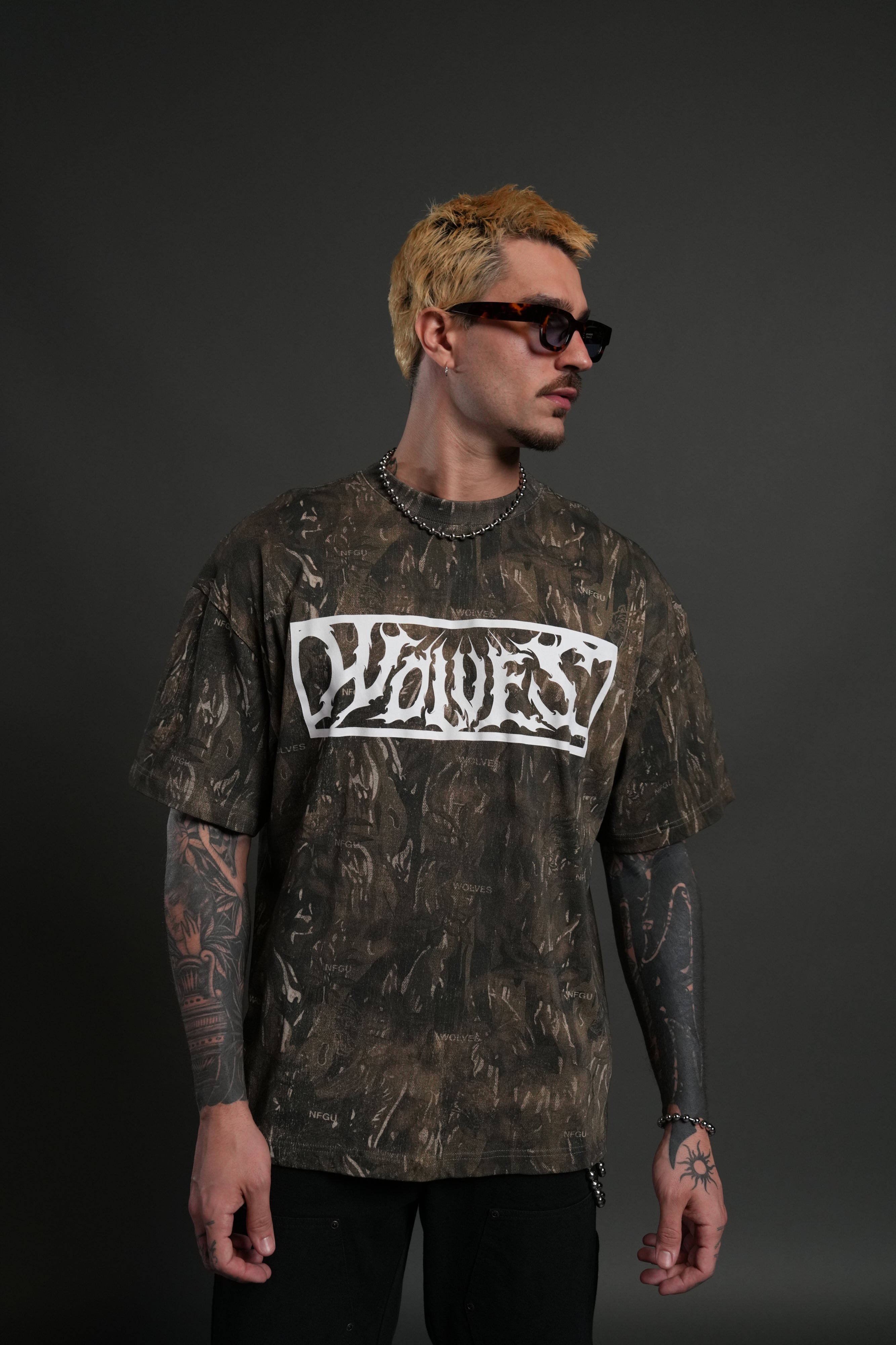 Midnight Wolves Unisex "Premium" Oversized Tee in Vintage Norse Camo — imagem 2