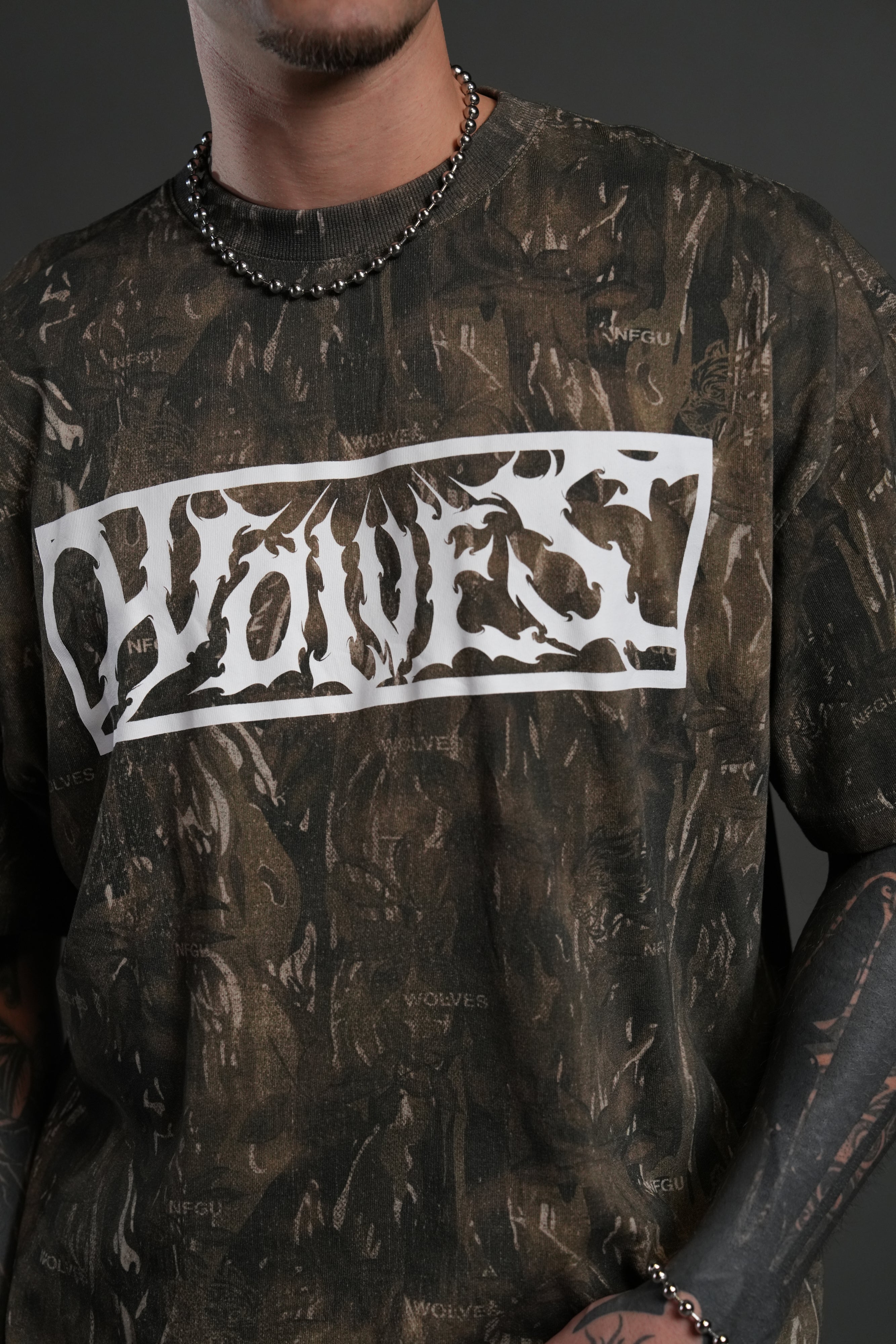 Midnight Wolves Unisex "Premium" Oversized Tee in Vintage Norse Camo — imagem 4
