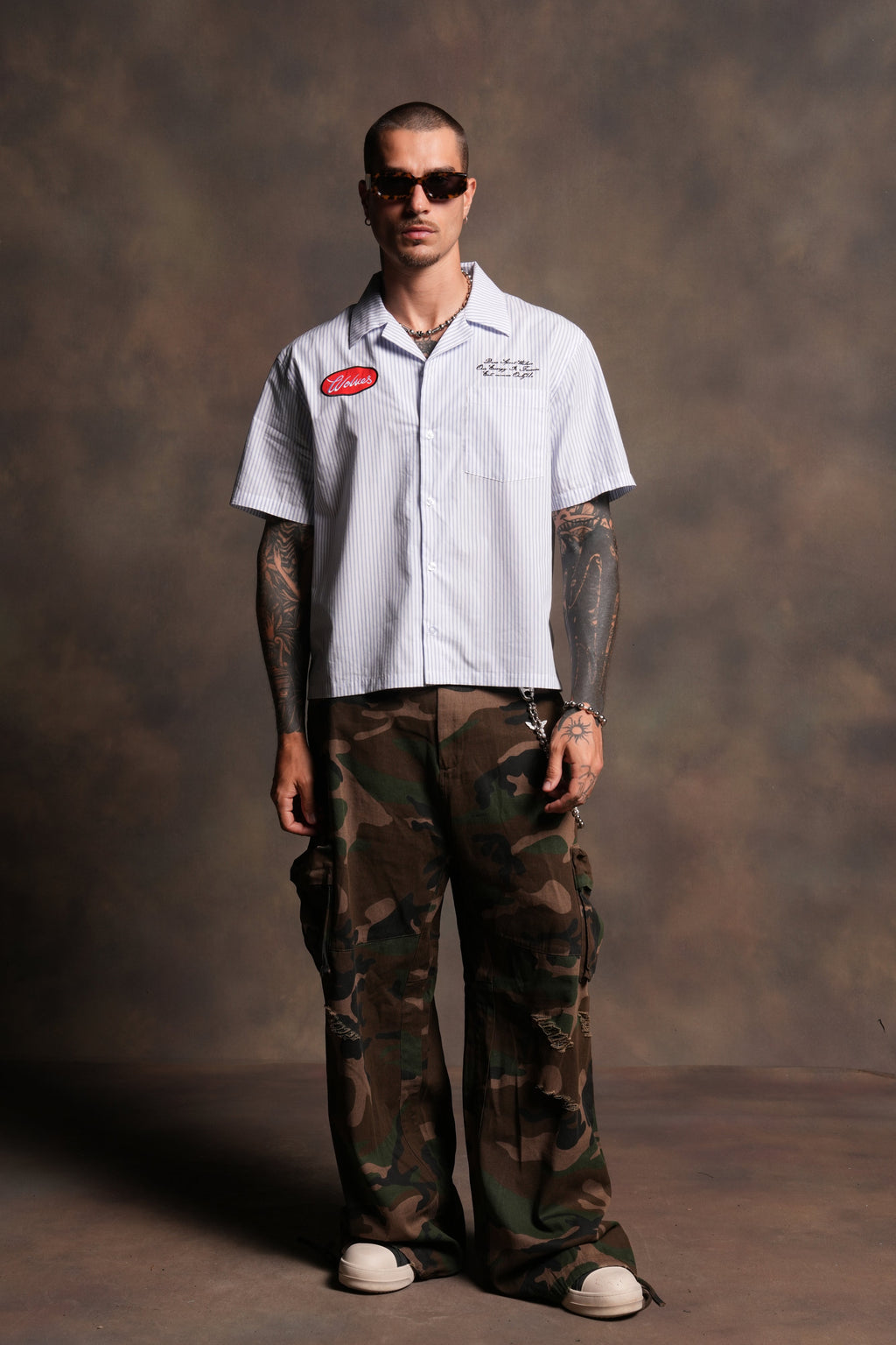 Ride With Us Dalton Mid Length Button Up in White/Blue — imagem 6