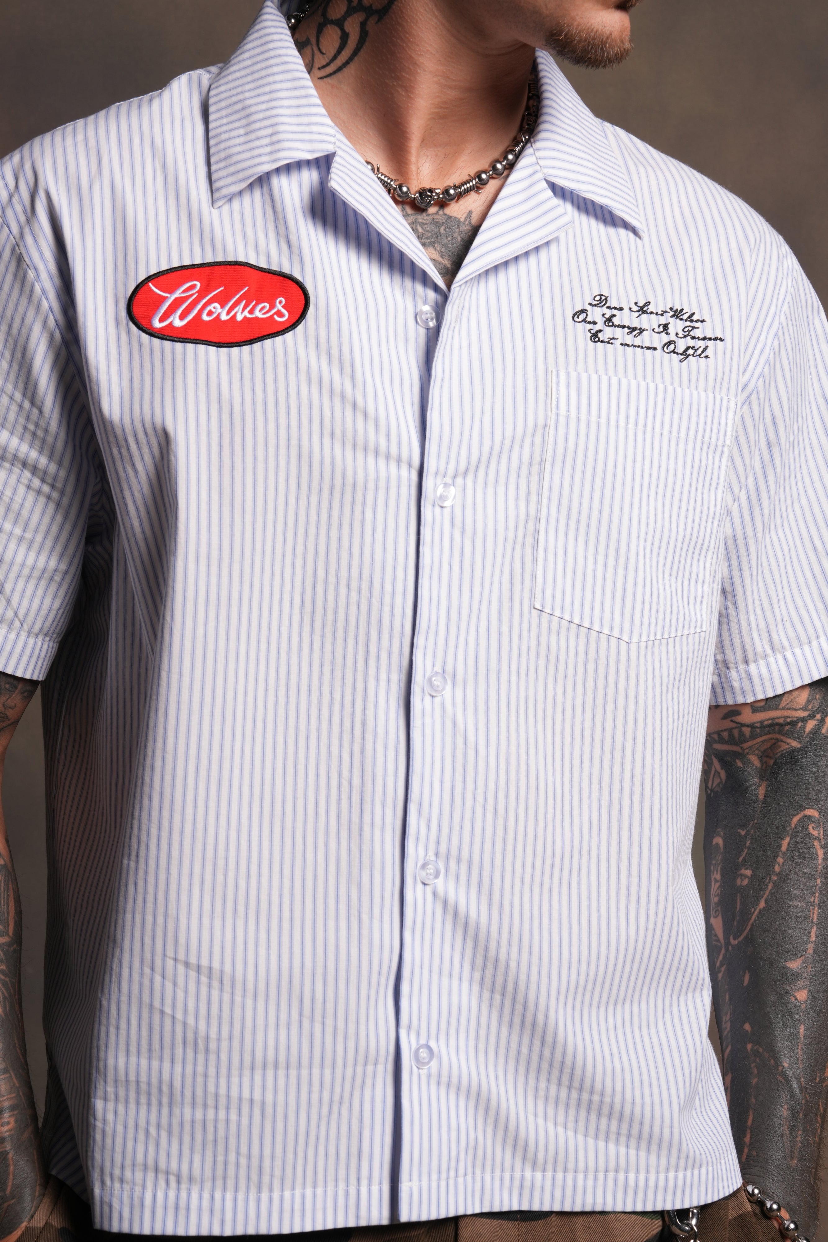 Ride With Us Dalton Mid Length Button Up in White/Blue — imagem 8