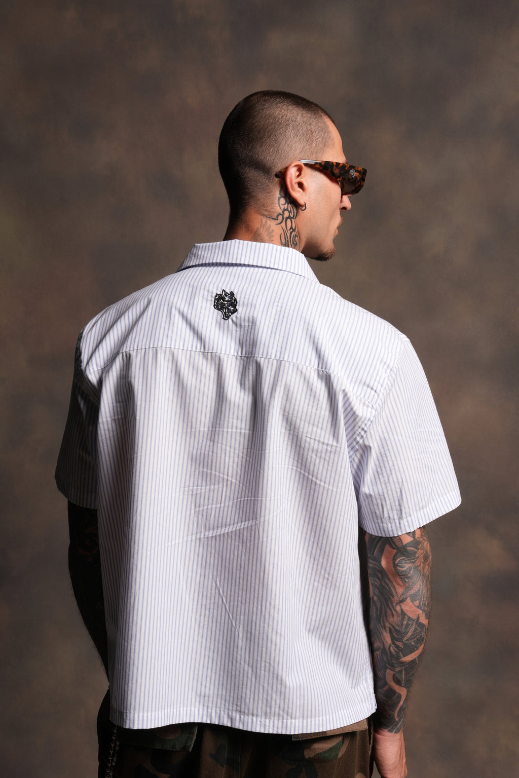 Ride With Us Dalton Mid Length Button Up in White/Blue — imagem 5