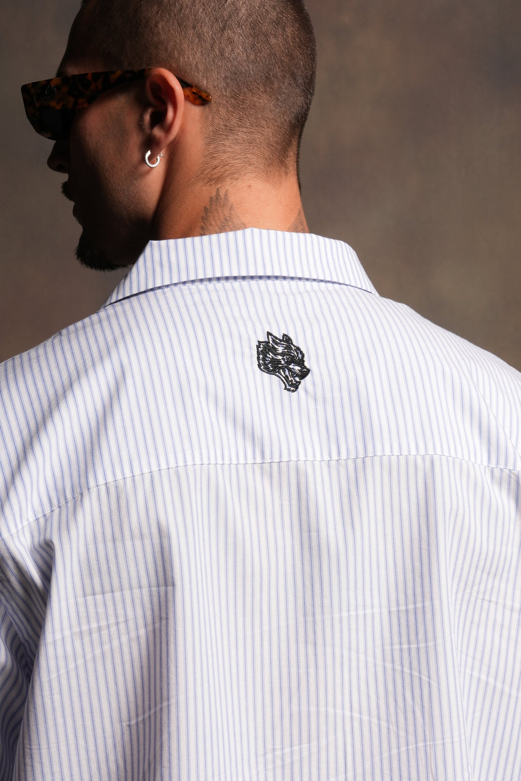 Ride With Us Dalton Mid Length Button Up in White/Blue — imagem 9