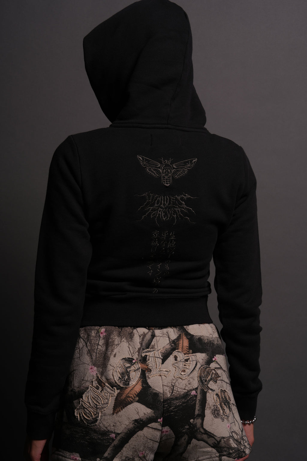 Moth Kanji "Iris" Zip Up Hoodie in Black — imagem 2