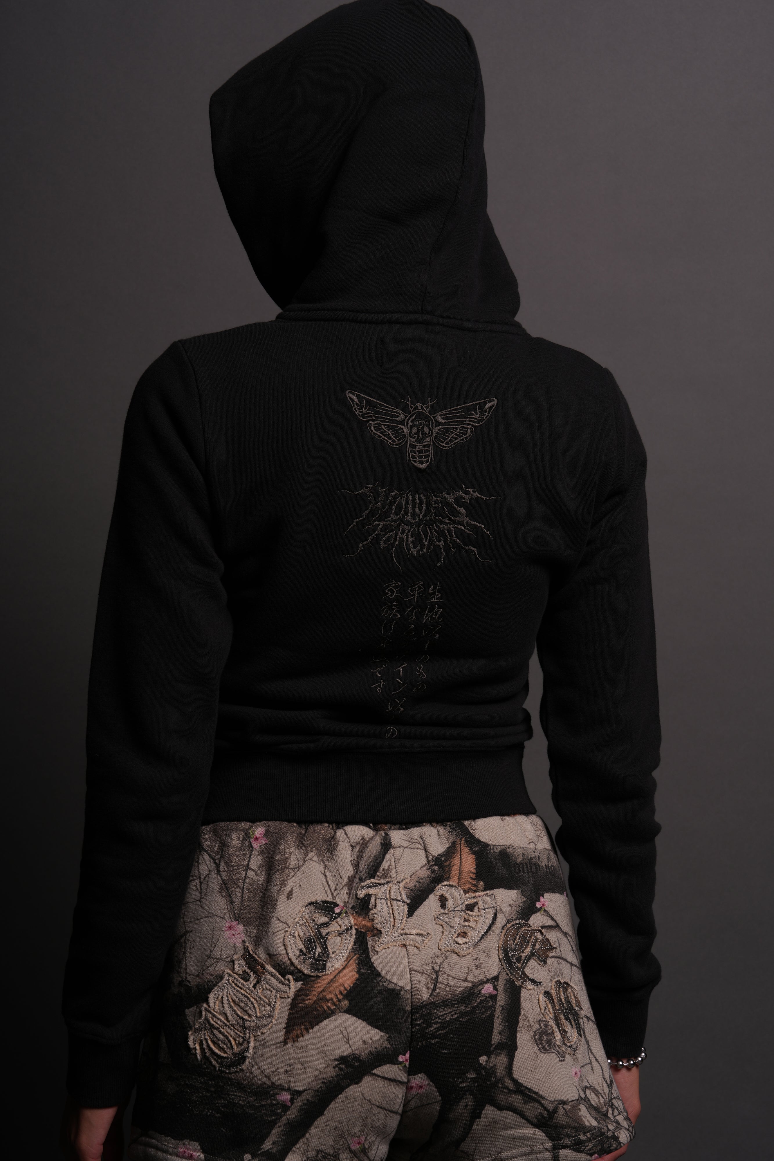 Moth Kanji "Iris" Zip Up Hoodie in Black — imagem 2