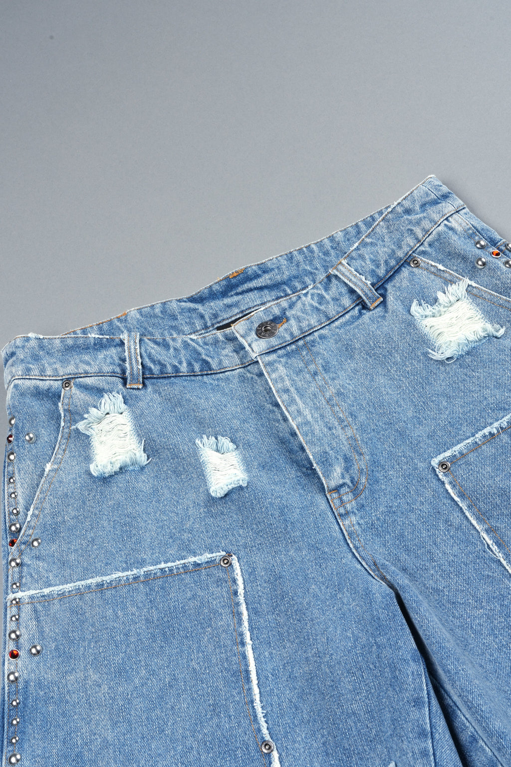 Wolves Heritage Distressed Denim Carpenter Shorts In Light Wash - imagem 9