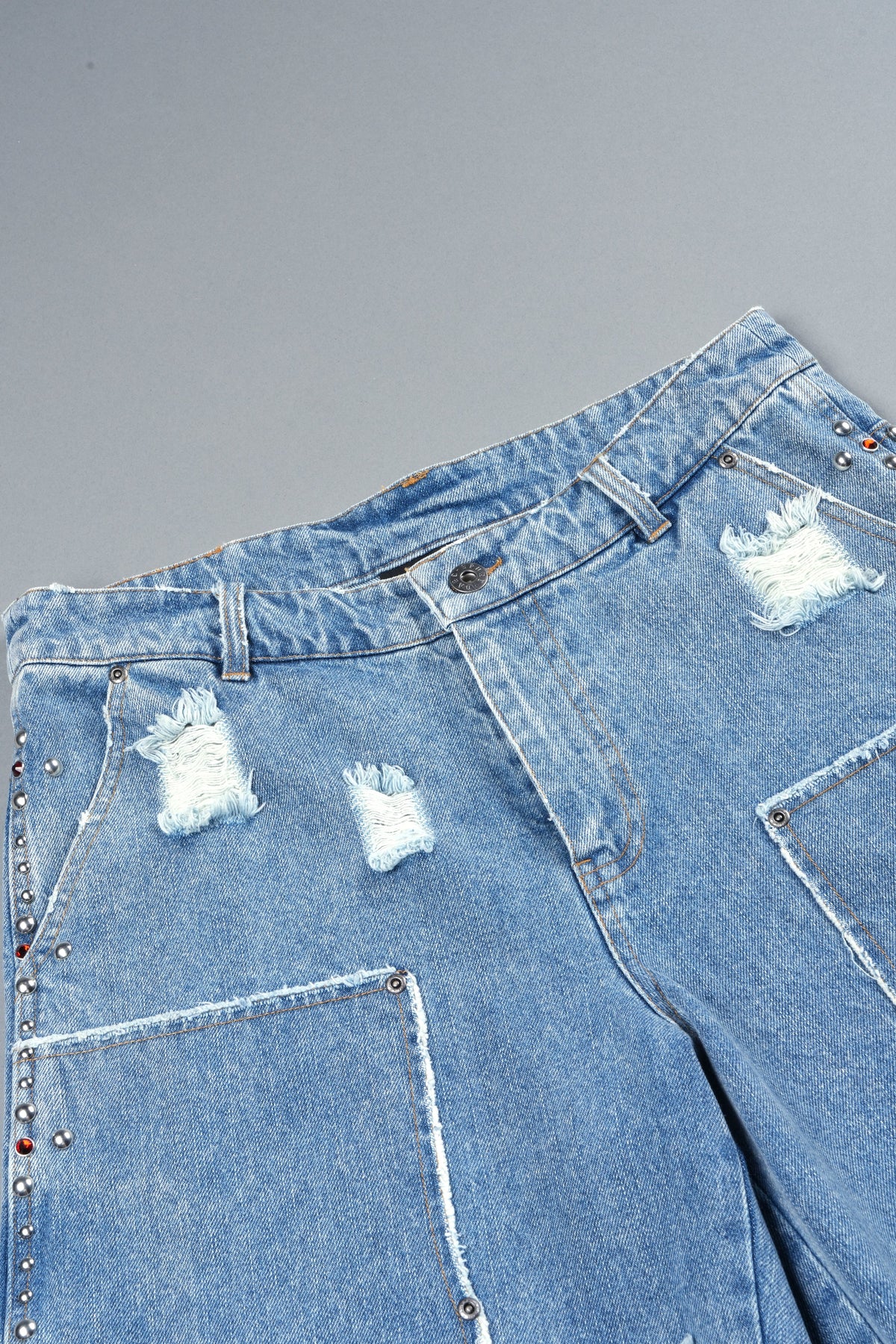 Wolves Heritage Distressed Denim Carpenter Shorts In Light Wash - imagem 9