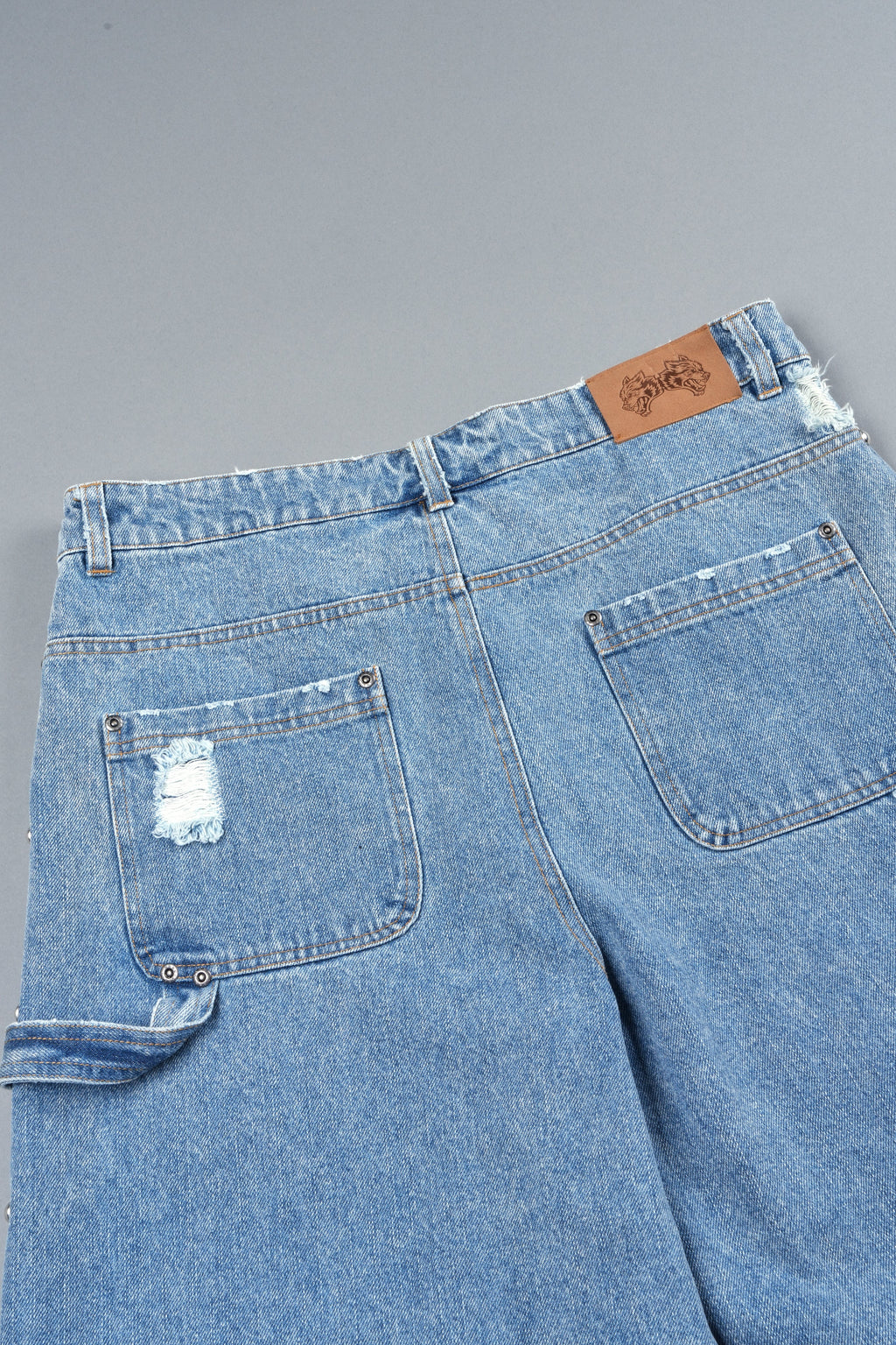 Wolves Heritage Distressed Denim Carpenter Shorts In Light Wash - imagem 10