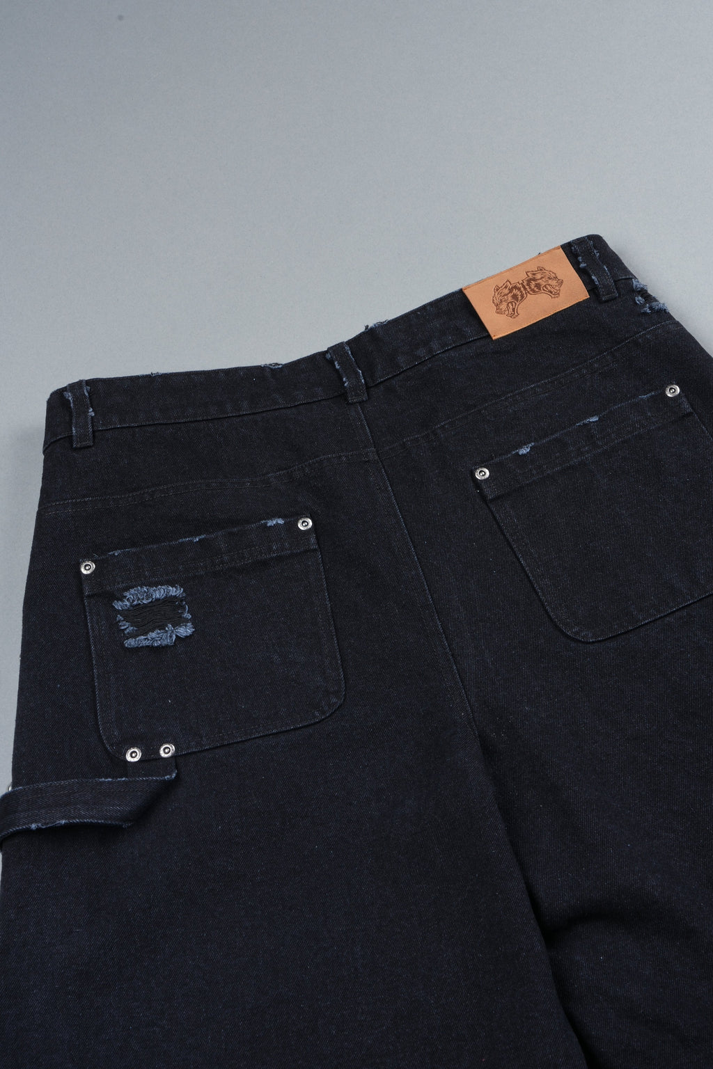 Wolves Heritage Distressed Denim Carpenter Shorts In Black - imagem 5