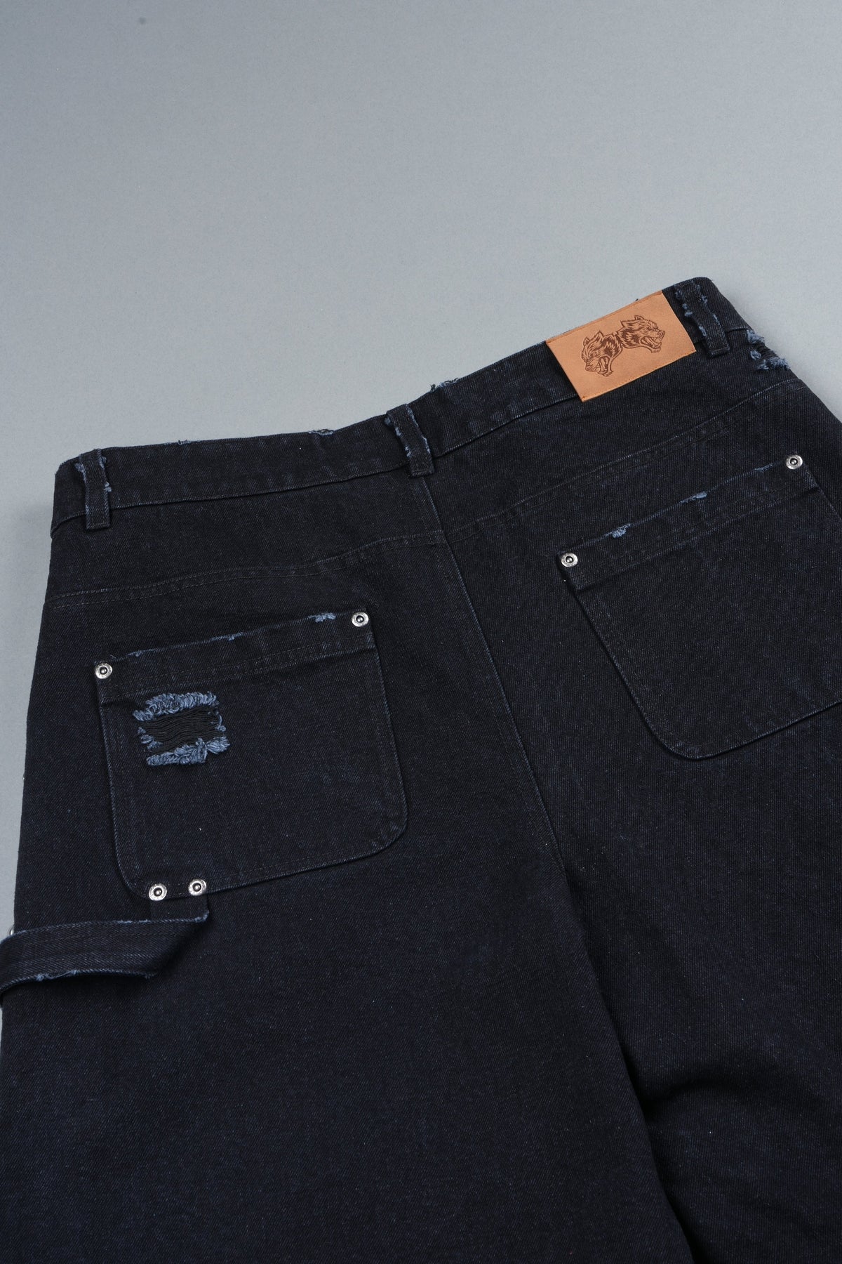 Wolves Heritage Distressed Denim Carpenter Shorts In Black - imagem 5