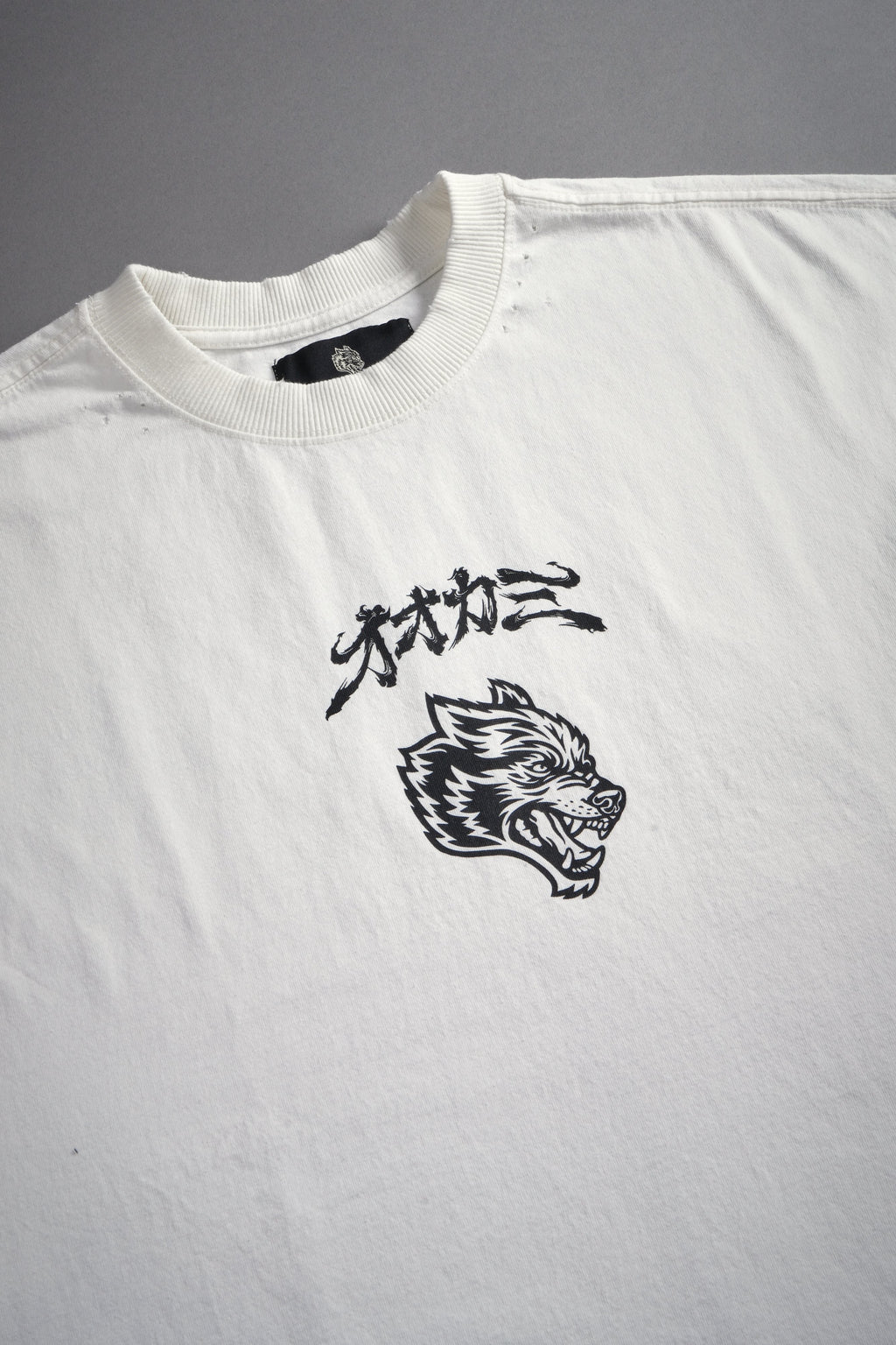 Our Code Distressed Grunge Cut Off Mid Length Raw Hem Tee in Cream — imagem 9