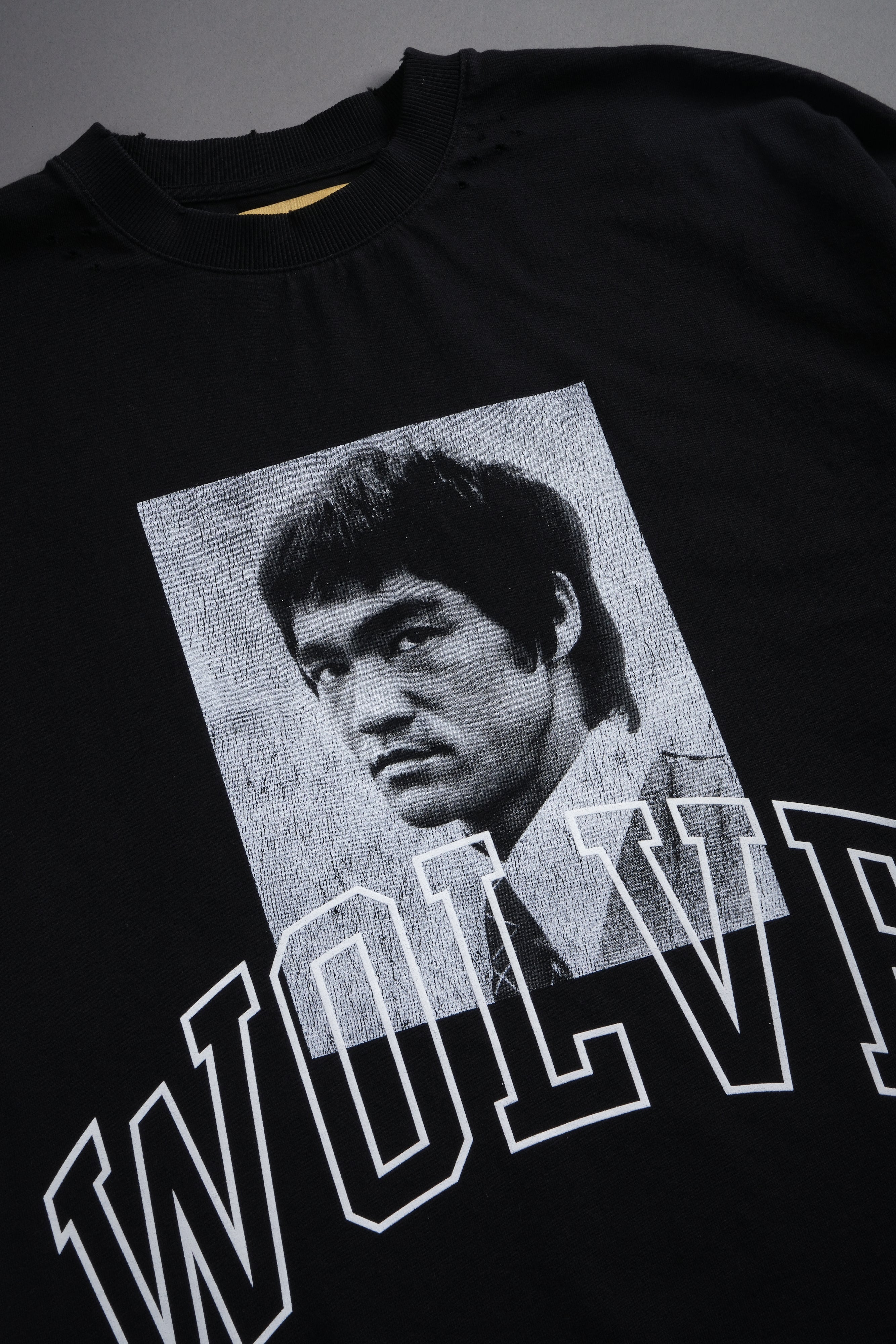 Bruce Lee Forever Distressed Grunge Box Cut Tee V2 in Black — imagem 17