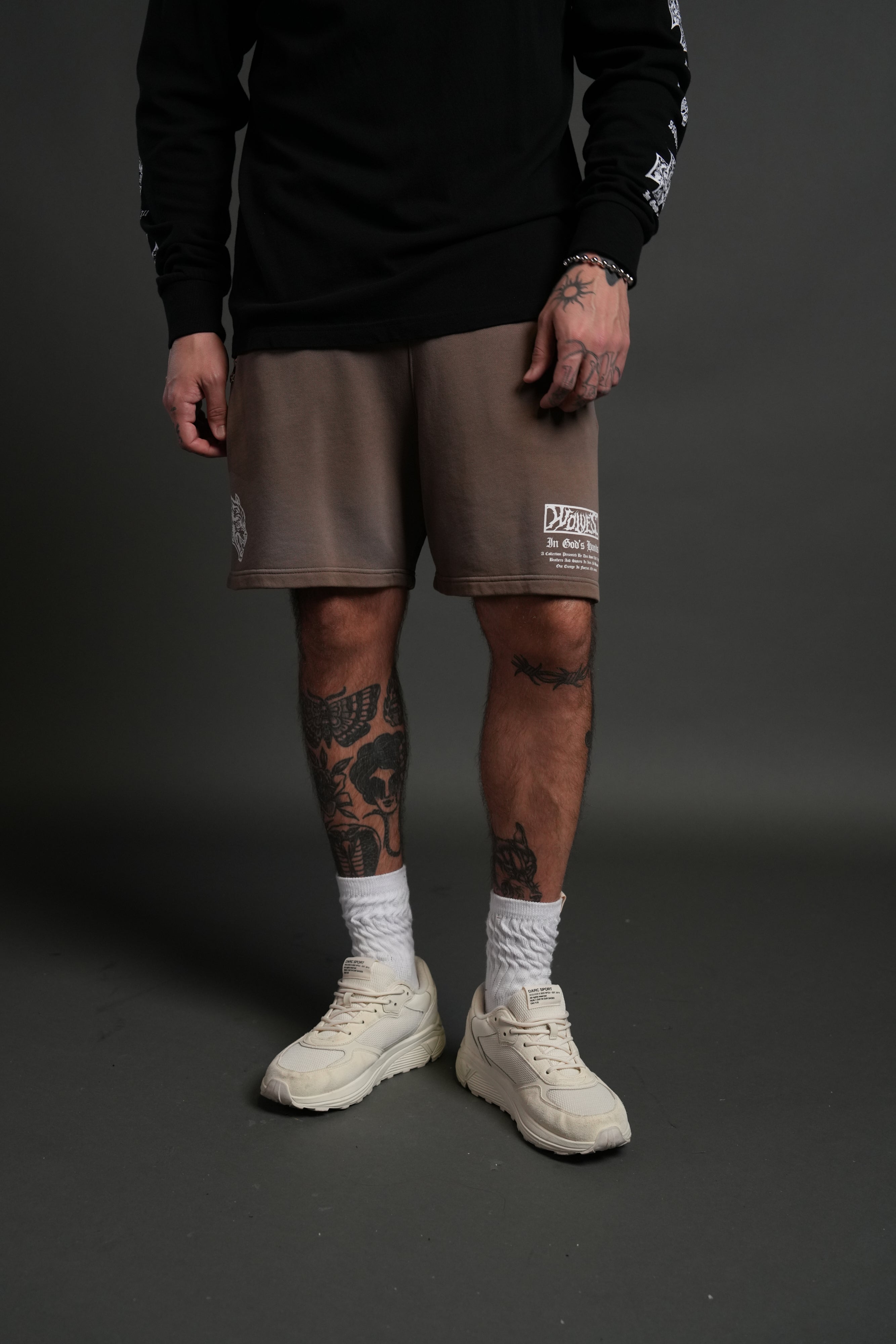 Studded Midnight Wolves Oversized Post Lounge Sweat Shorts in Mojave Brown Drift Wash — imagem 2