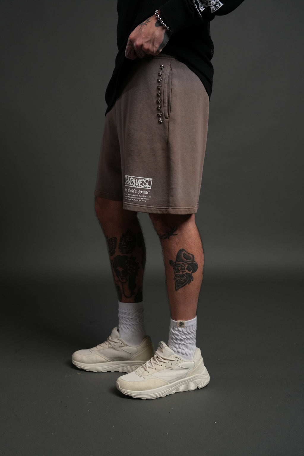 Studded Midnight Wolves Oversized Post Lounge Sweat Shorts in Mojave Brown Drift Wash — imagem 4