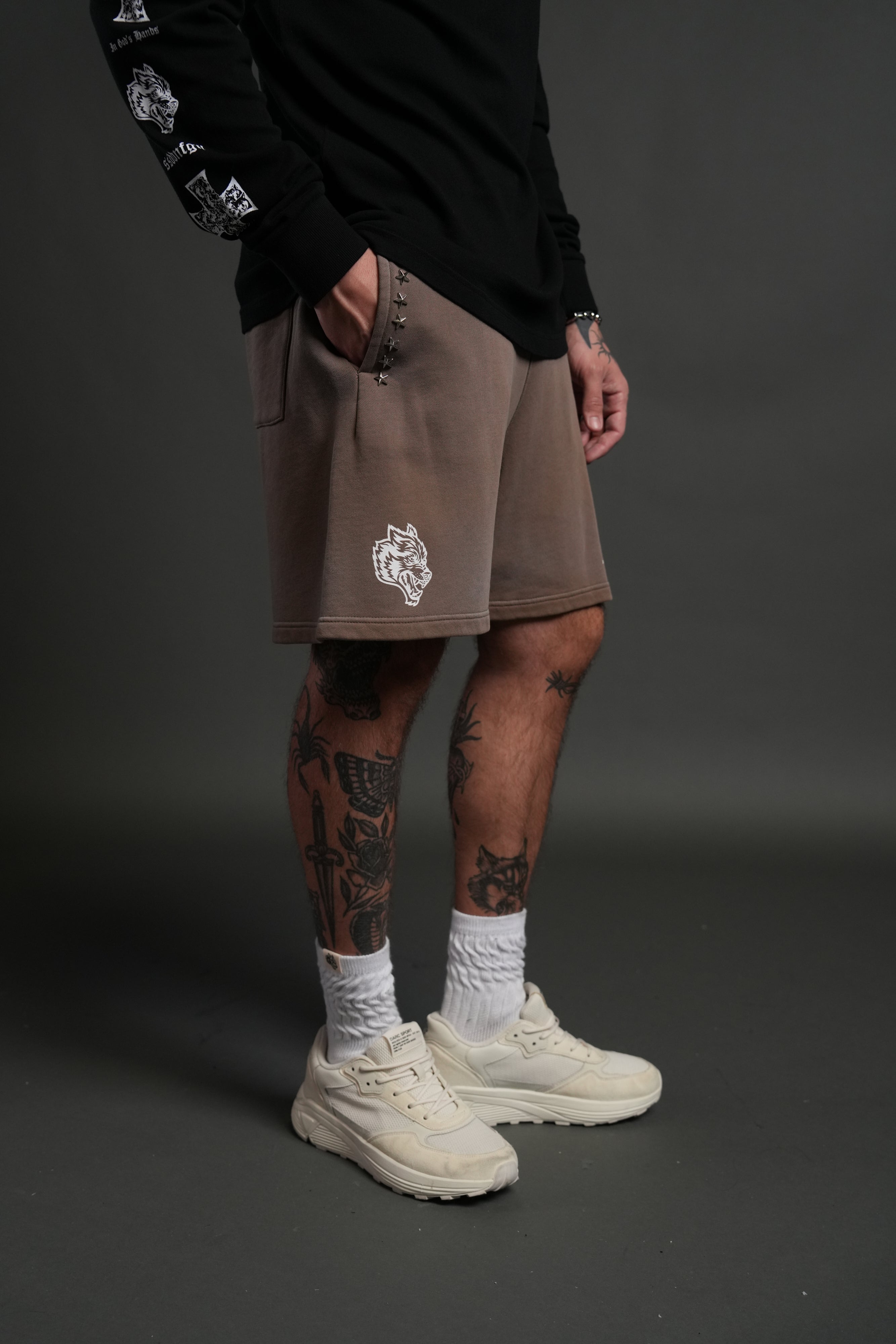 Studded Midnight Wolves Oversized Post Lounge Sweat Shorts in Mojave Brown Drift Wash — imagem 5