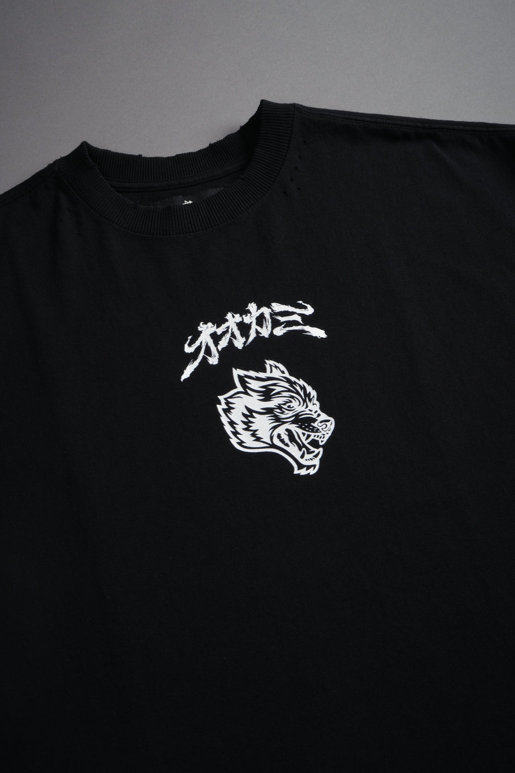 Our Code Distressed Grunge Cut Off Mid Length Raw Hem Tee in Black — imagem 9