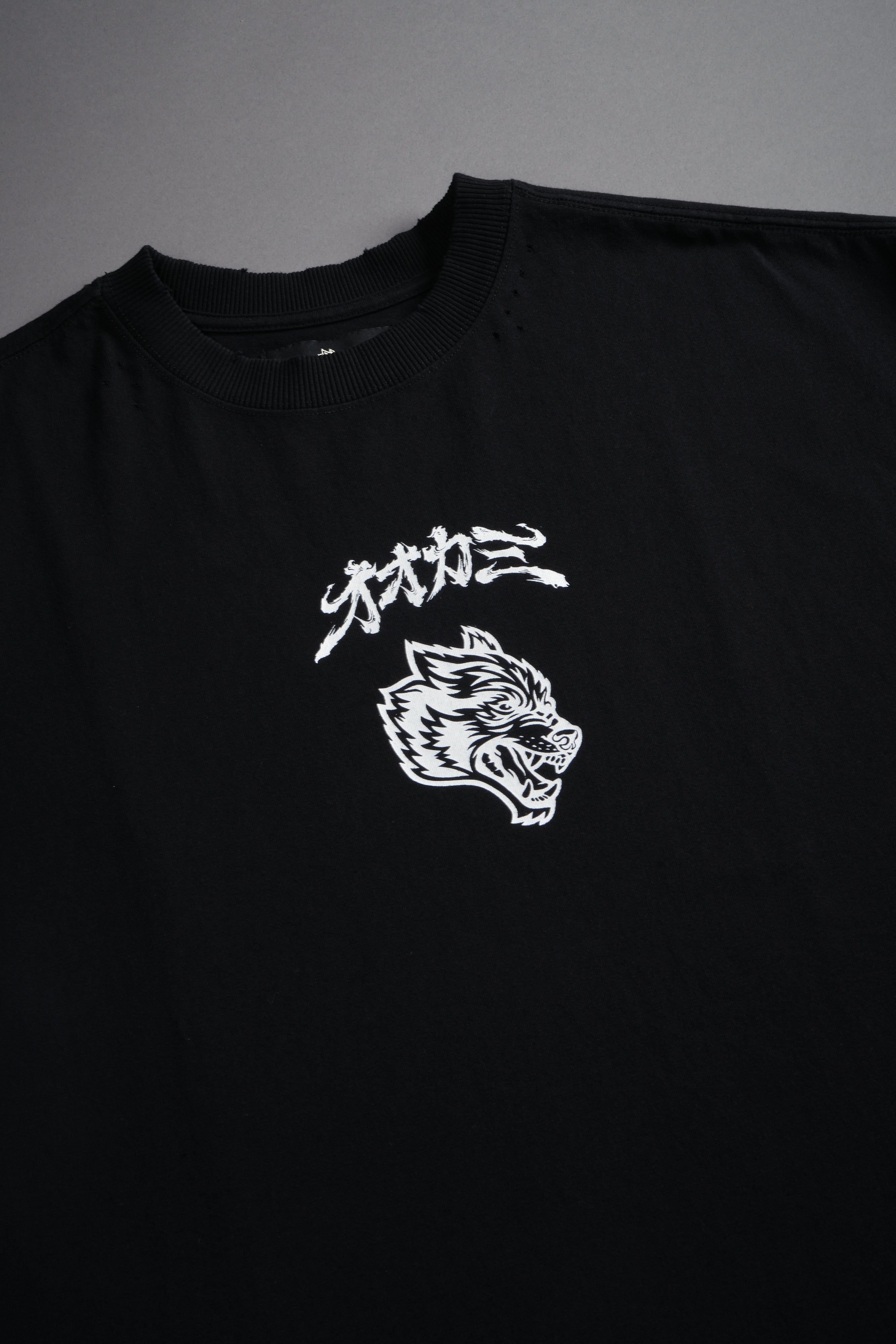 Our Code Distressed Grunge Cut Off Mid Length Raw Hem Tee in Black — imagem 9