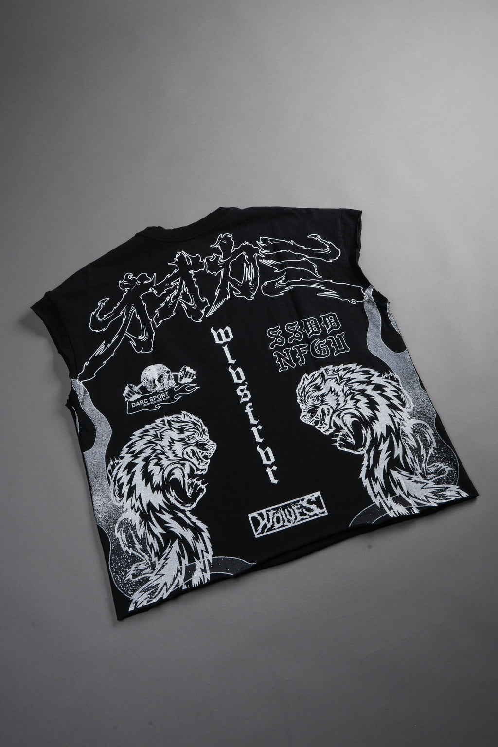 Our Code Distressed Grunge Cut Off Mid Length Raw Hem Tee in Black — imagem 10