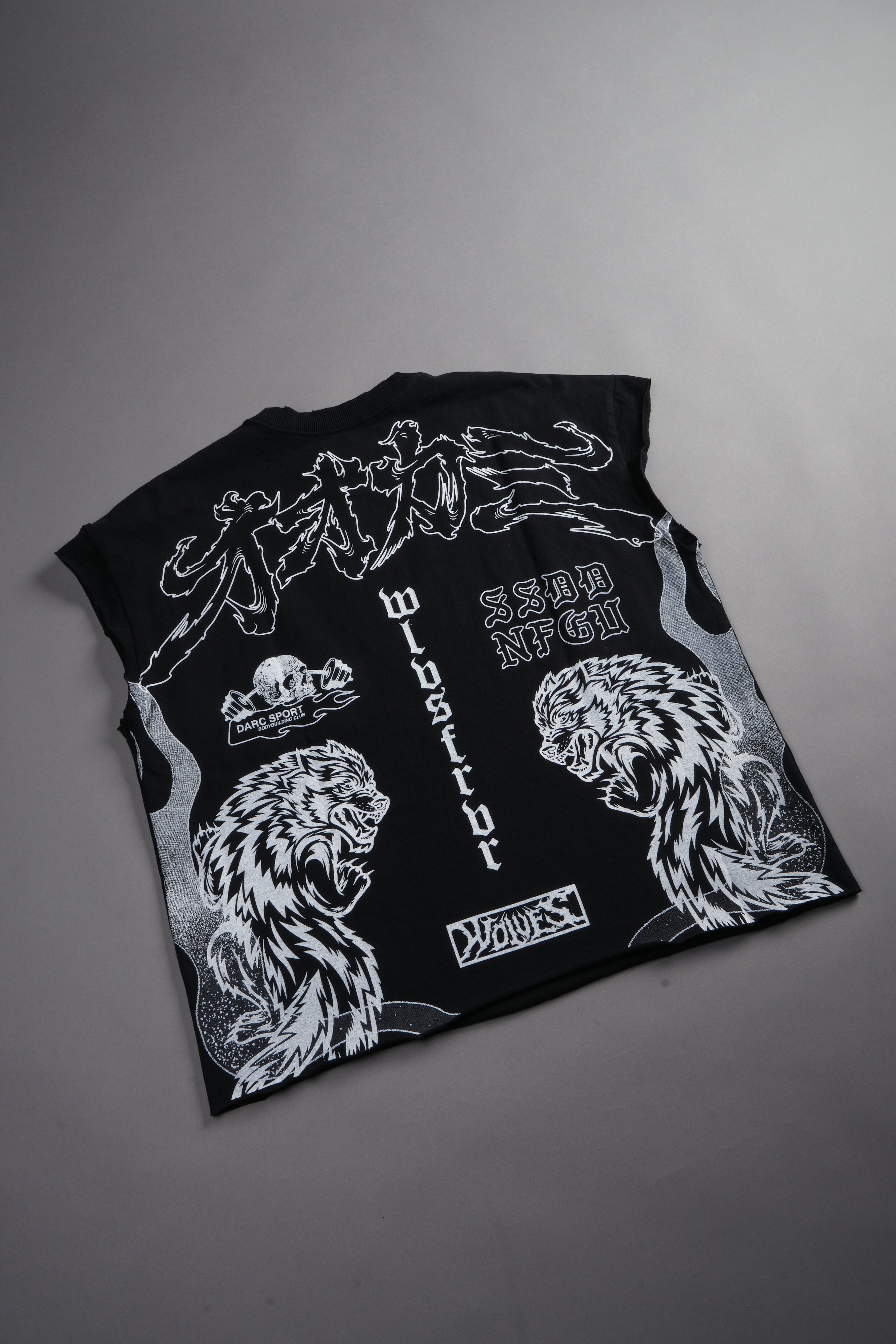 Our Code Distressed Grunge Cut Off Mid Length Raw Hem Tee in Black — imagem 10