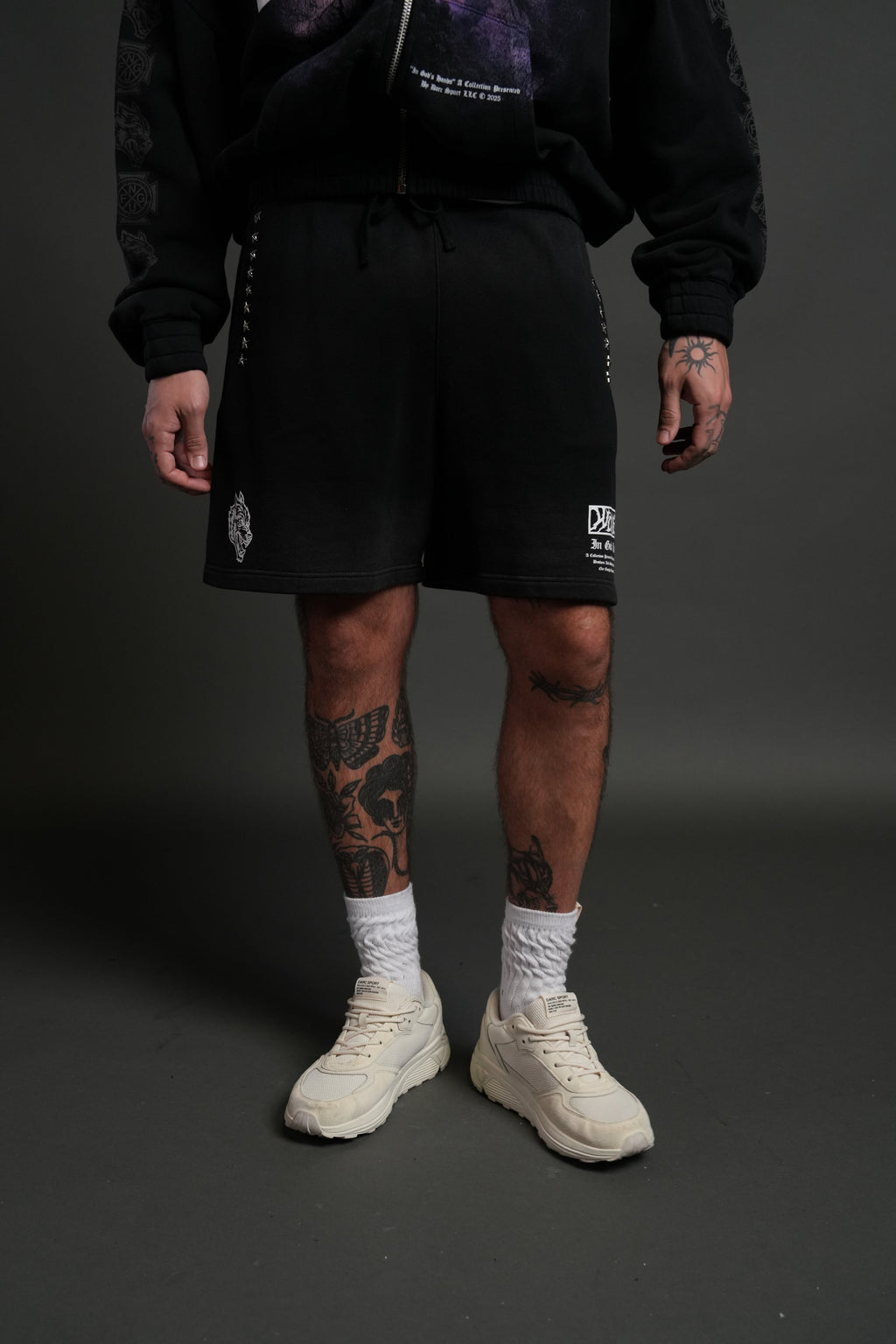 Studded Midnight Wolves Oversized Post Lounge Sweat Shorts in Black Drift Wash — imagem 2