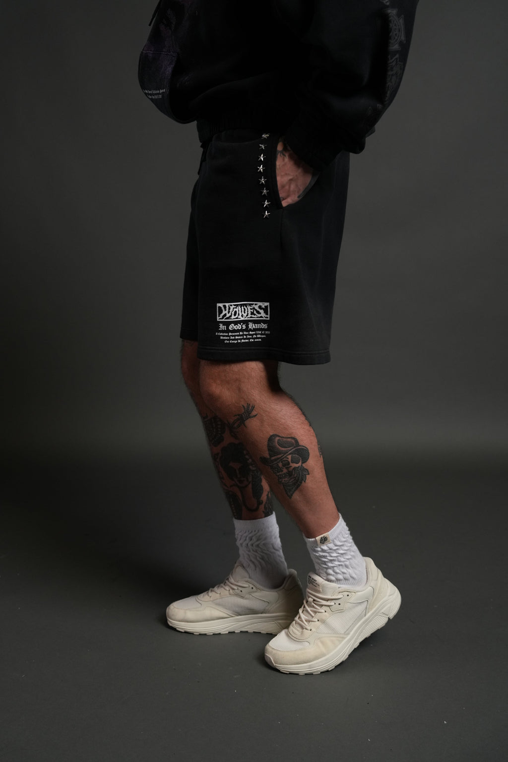 Studded Midnight Wolves Oversized Post Lounge Sweat Shorts in Black Drift Wash — imagem 4