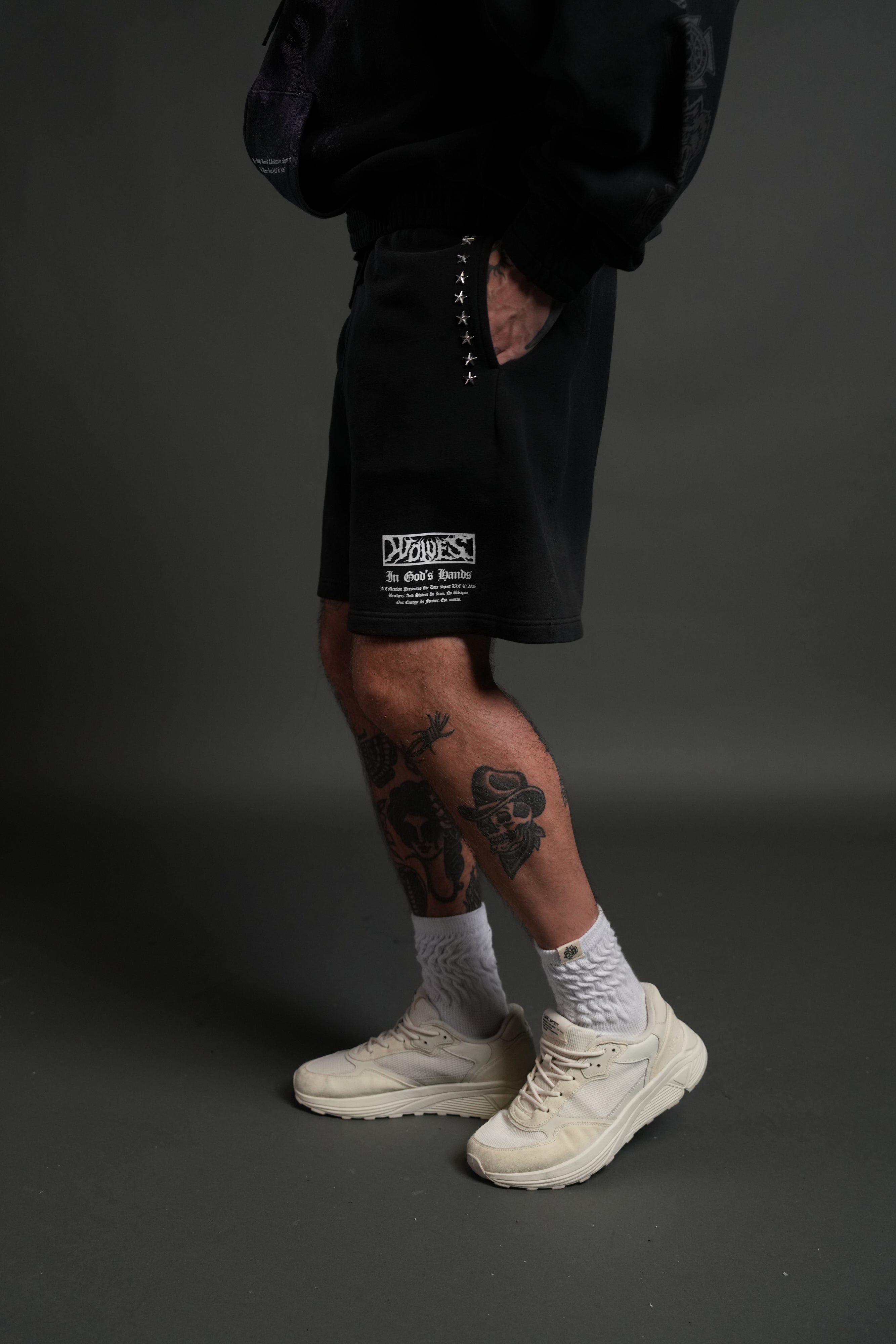 Studded Midnight Wolves Oversized Post Lounge Sweat Shorts in Black Drift Wash — imagem 4