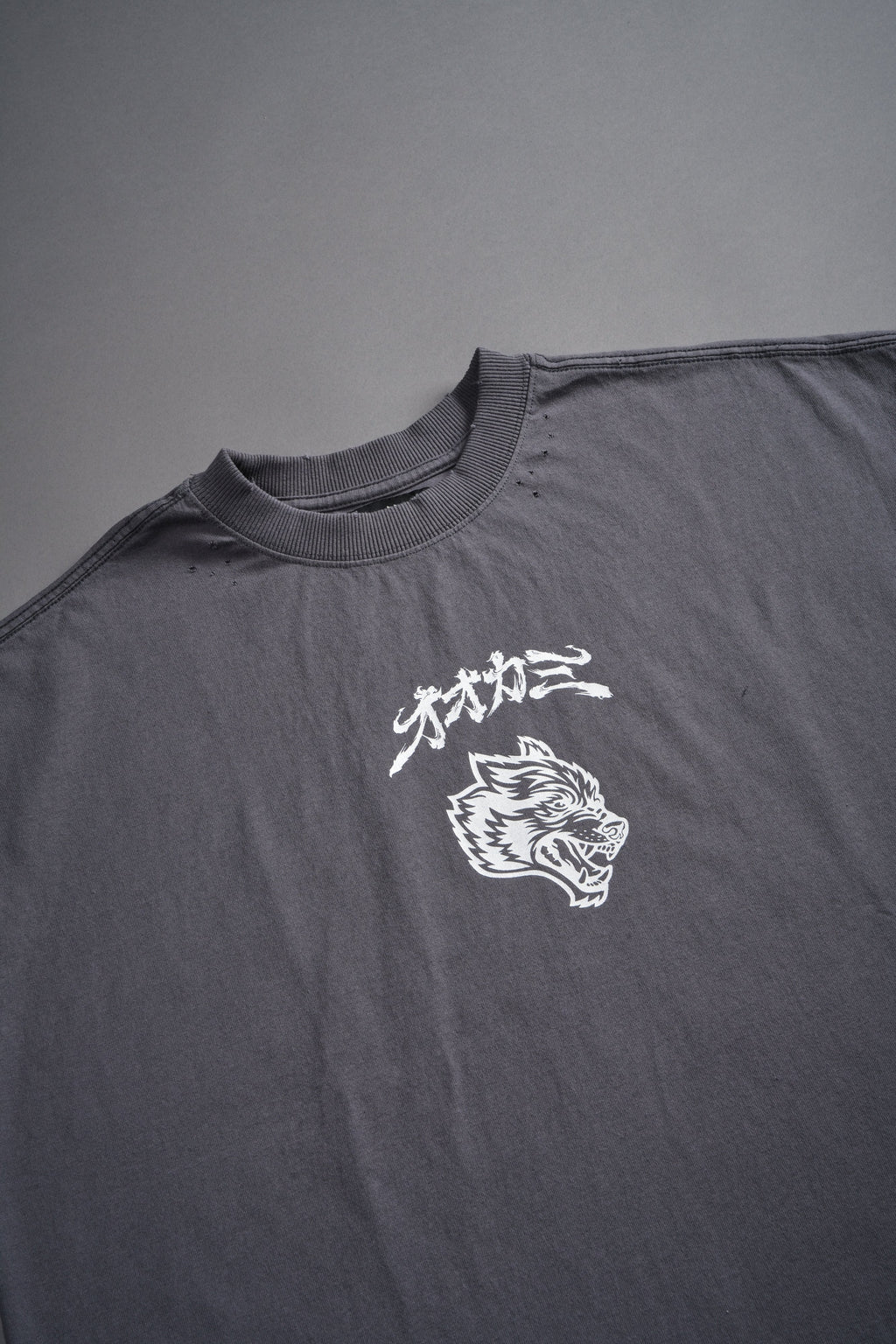 Our Code Distressed Grunge Cut Off Mid Length Raw Hem Tee in Slate Gray — imagem 9