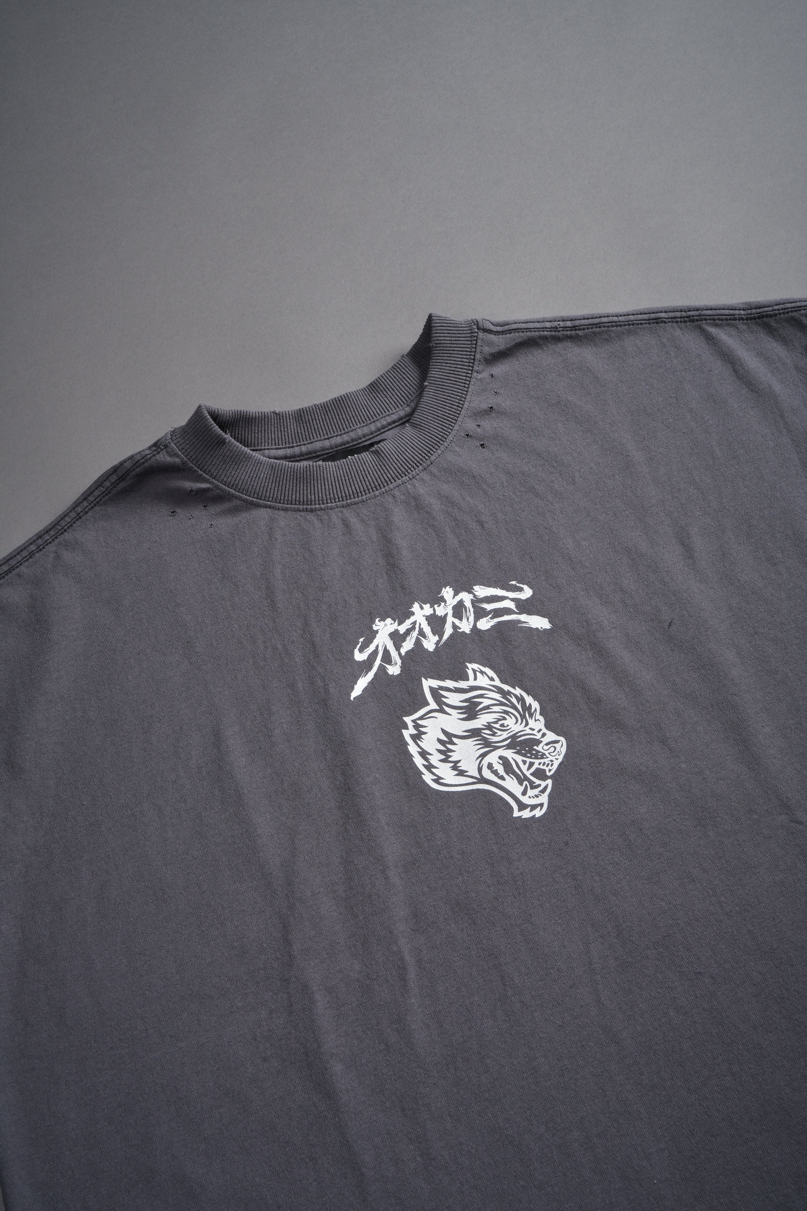Our Code Distressed Grunge Cut Off Mid Length Raw Hem Tee in Slate Gray — imagem 9